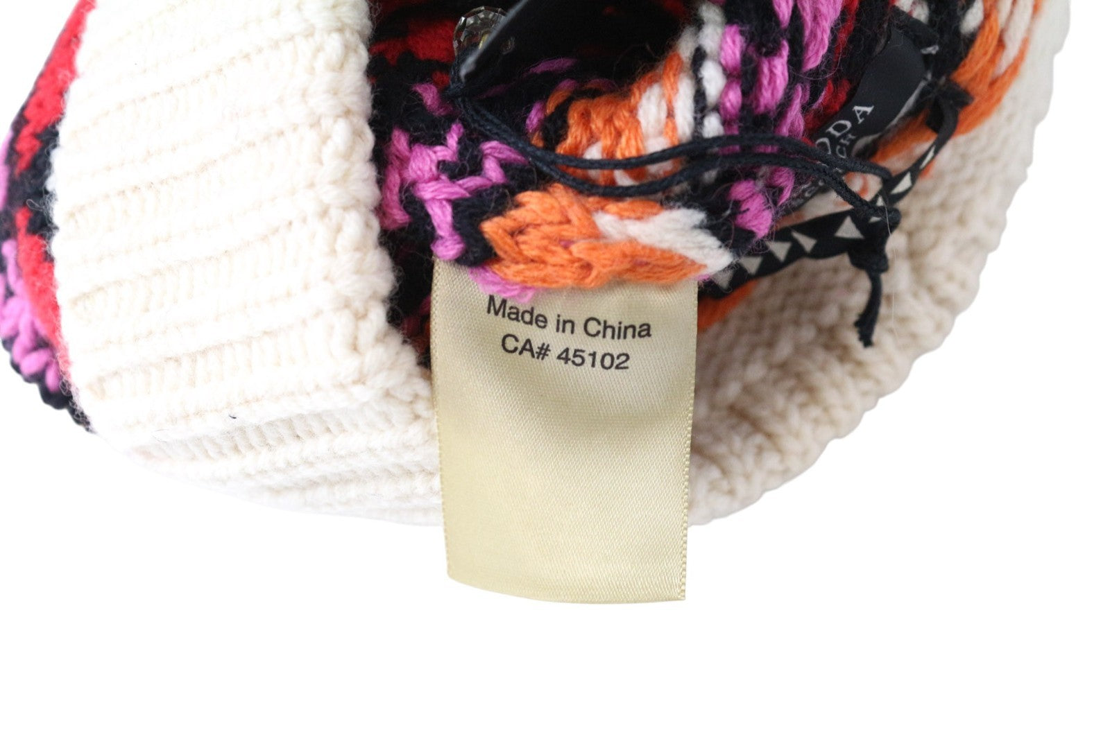 MAISON SCOTCH moteriška megzta kepurė OS smėlio spalvos su bumbulais ir spalvingu raštu 