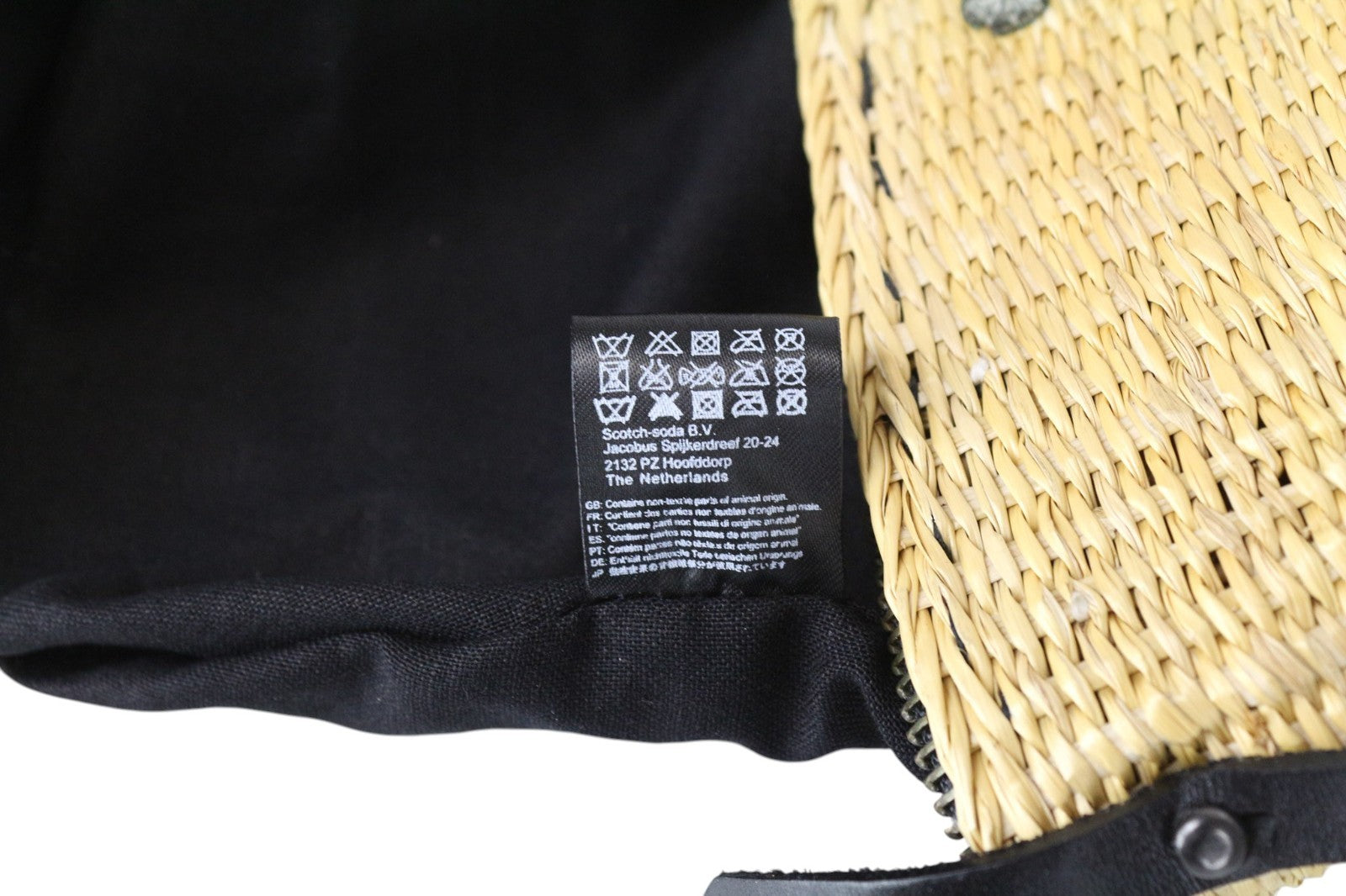 MAISON SCOTCH moteriškas krepšys per petį su šiaudų raštu, rudu dirželiu ir odine apdaila 