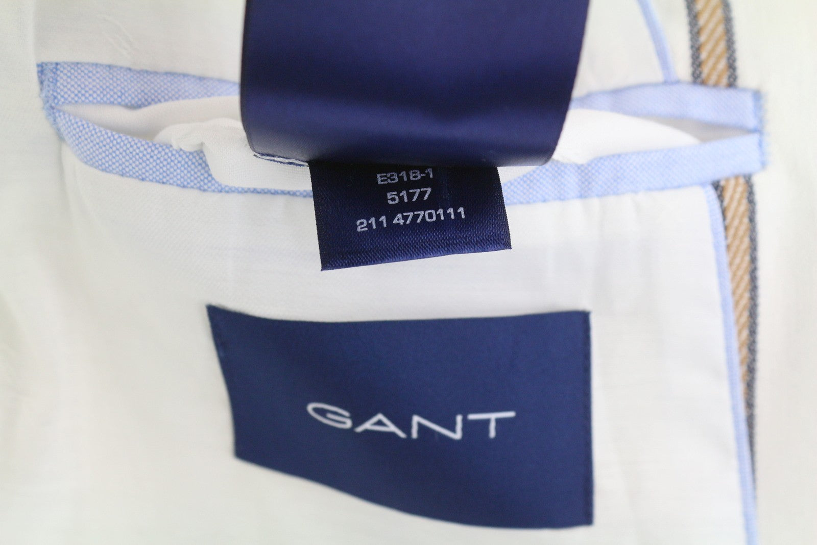 GANT moteriškas švarkas, EU36, balkšvas, dryžuotas lino mišinio audinys, su įpjova atvartu, sagomis užsegamas. 