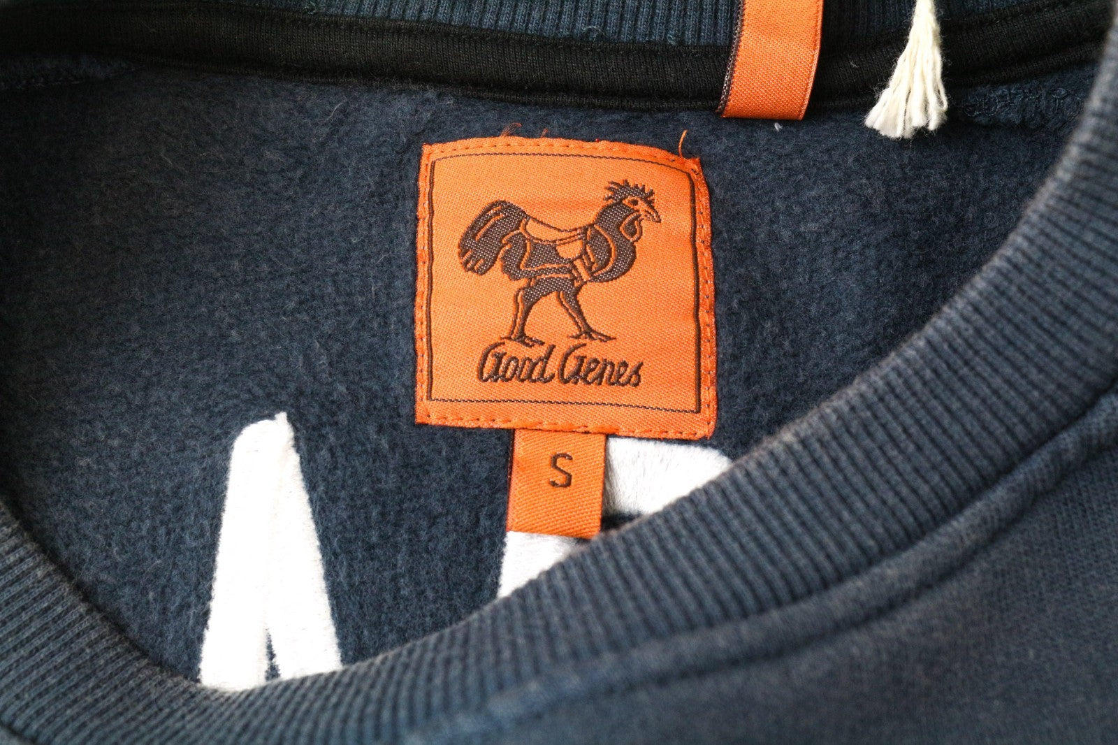 GOOD GENES moteriškas džemperis su mėlynu logotipu ir ilgomis rankovėmis. 