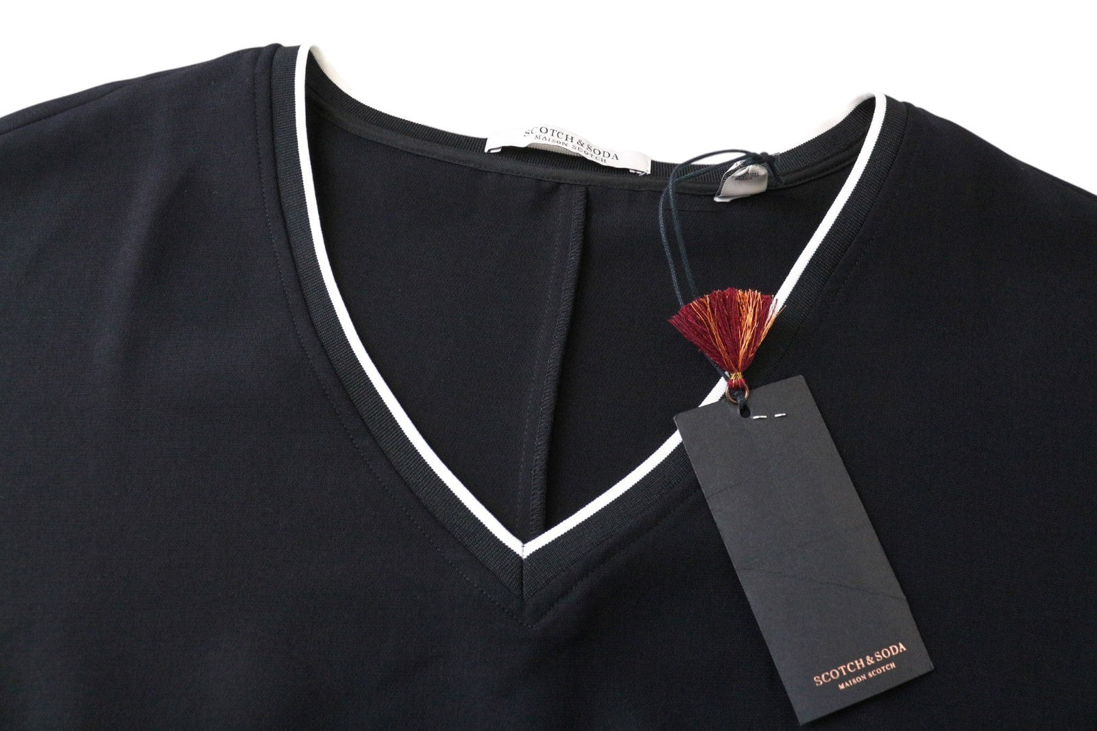 MAISON SCOTCH moteriška suknelė M juoda V formos iškirpte trumpomis rankovėmis laisvalaikio stiliaus šortai su pamušalu 