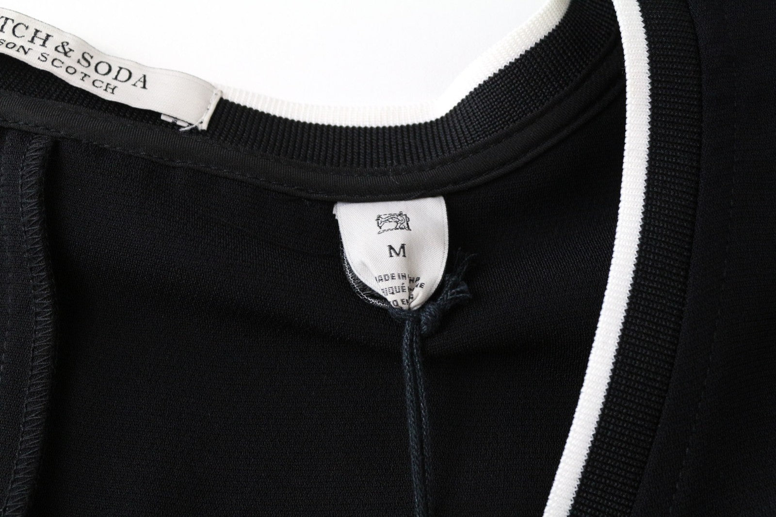 MAISON SCOTCH moteriška suknelė M juoda V formos iškirpte trumpomis rankovėmis laisvalaikio stiliaus šortai su pamušalu 