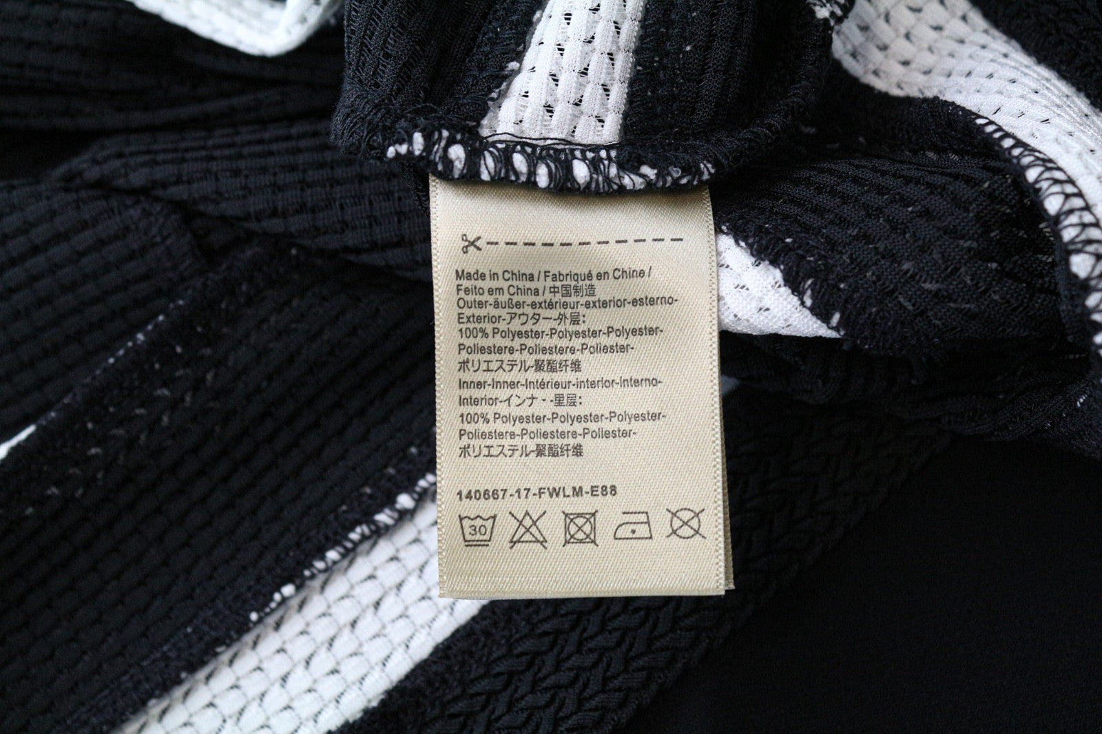 MAISON SCOTCH moteriška suknelė M juoda V formos iškirpte trumpomis rankovėmis laisvalaikio stiliaus šortai su pamušalu 