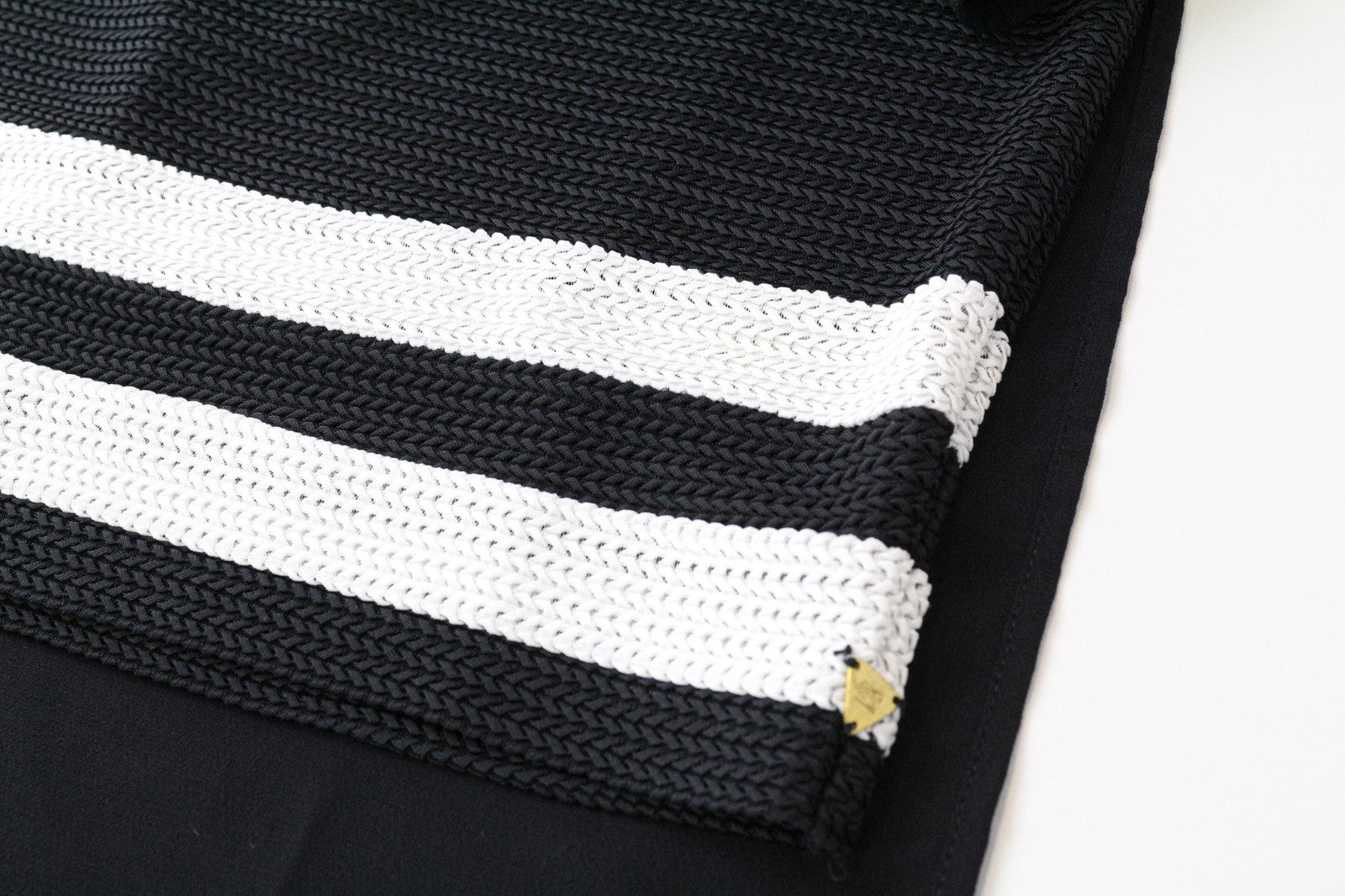 MAISON SCOTCH moteriška suknelė M juoda V formos iškirpte trumpomis rankovėmis laisvalaikio stiliaus šortai su pamušalu 