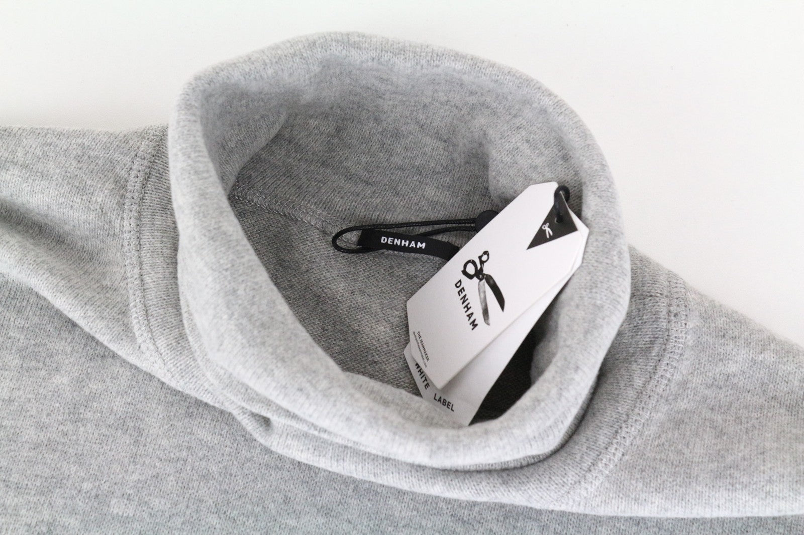 DENHAM vyriškas pilkas L dydžio megztinis su medvilnės mišinio tampria apykakle ir juostele 