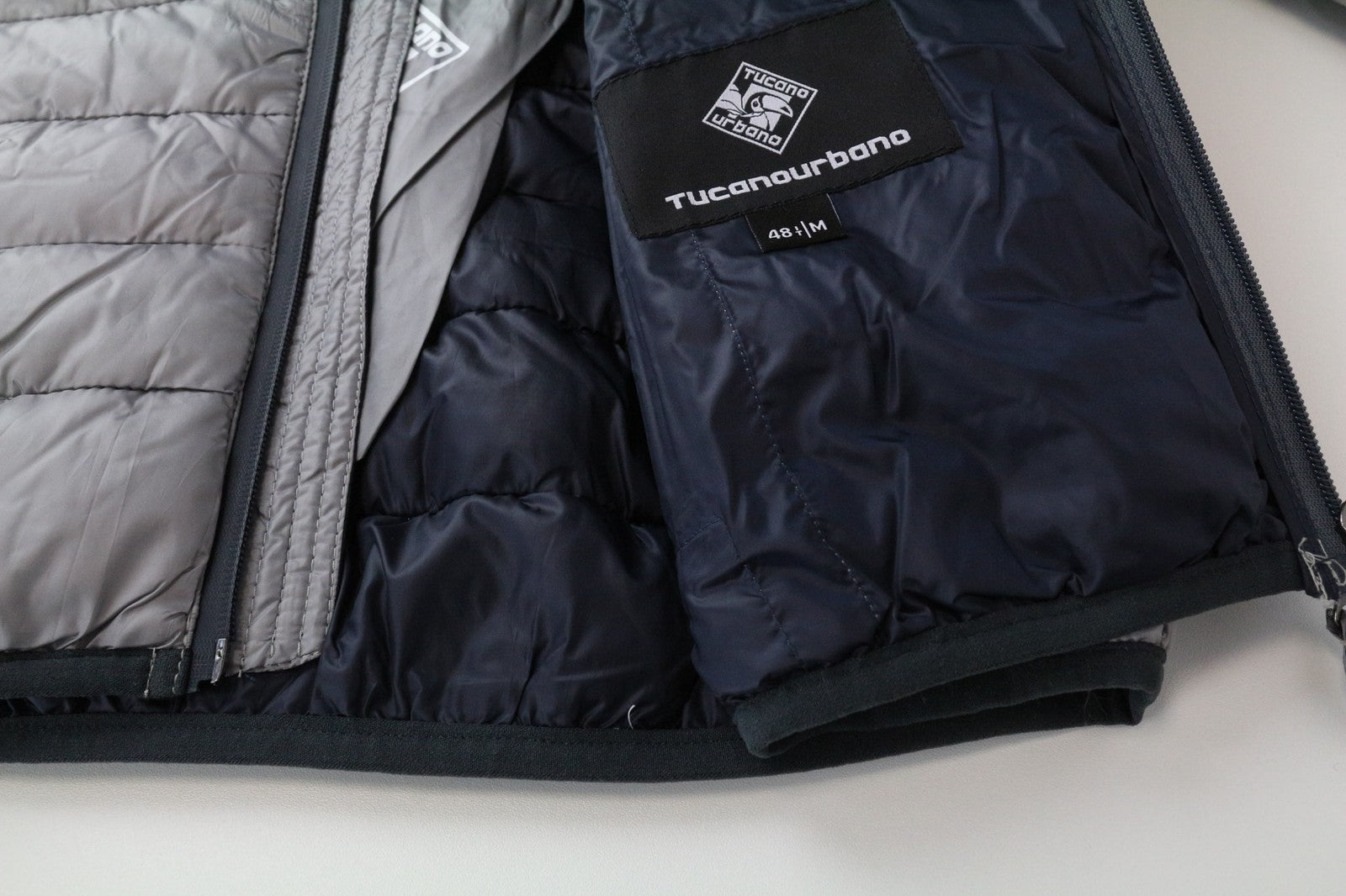 TUCANO URBANO vyriška pilka striukė su pamušalu ir užtrauktuku, M dydžio, su termo pamušalu ir vėjui nepraleidžiančia striuke. 