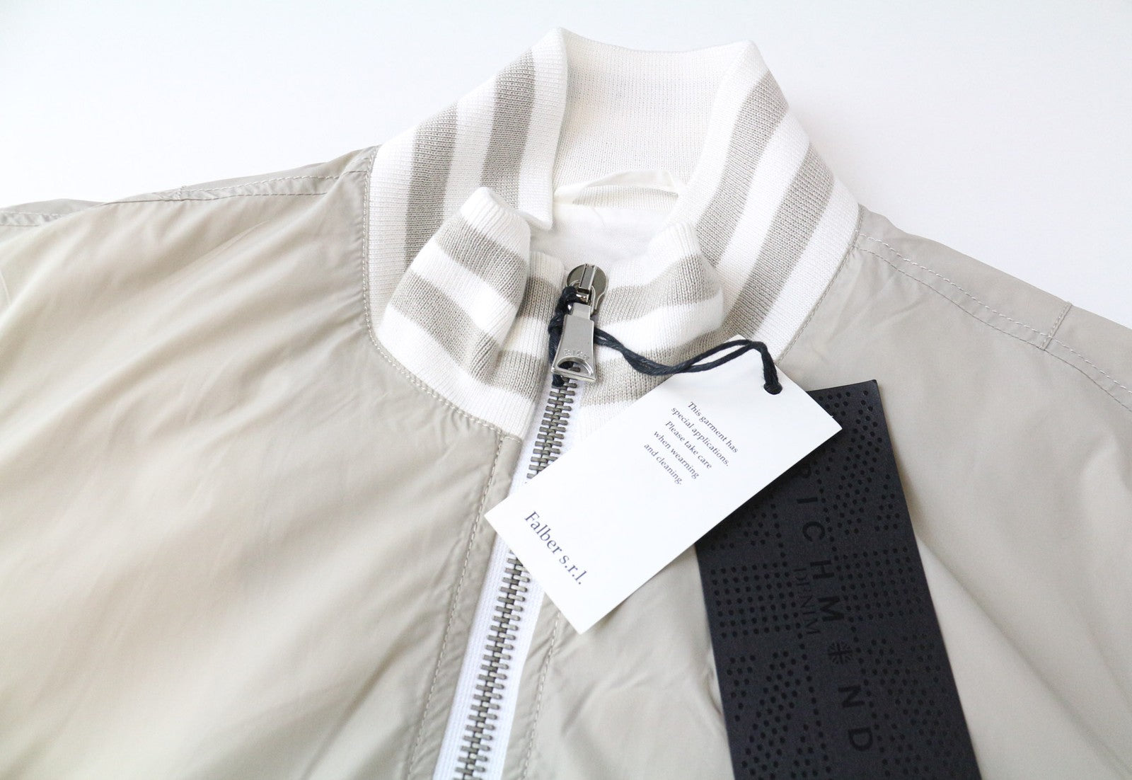 RICHMOND vyriška striukė 44 smėlio spalvos, lengva, laisvalaikio stiliaus, su užtrauktuku ilgomis rankovėmis 