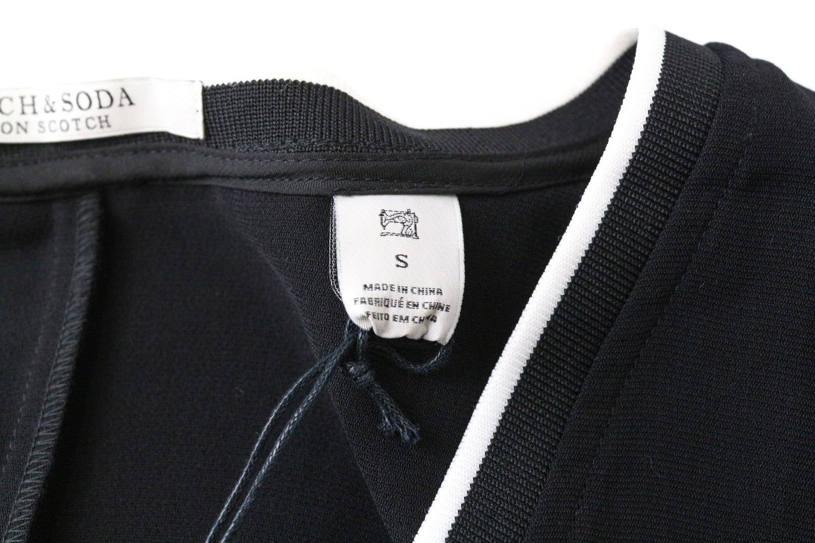 MAISON SCOTCH moteriška juoda S dydžio trumpomis rankovėmis, pamušalu ir V formos iškirpte 2in1 suknelė 