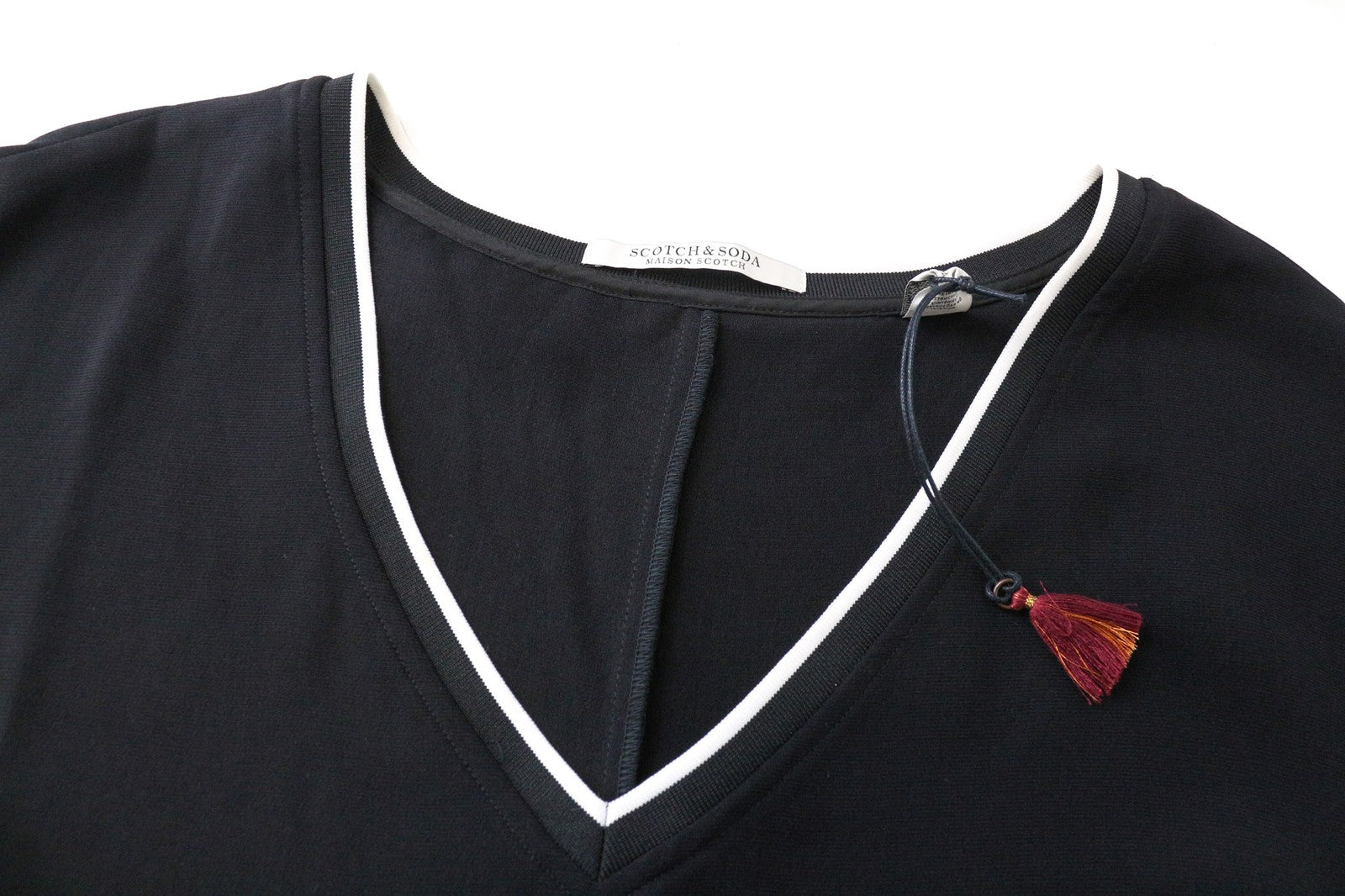 MAISON SCOTCH moteriška juoda XL dydžio trumpomis rankovėmis suknelė su elastingu juosmeniu ir V formos iškirpte 