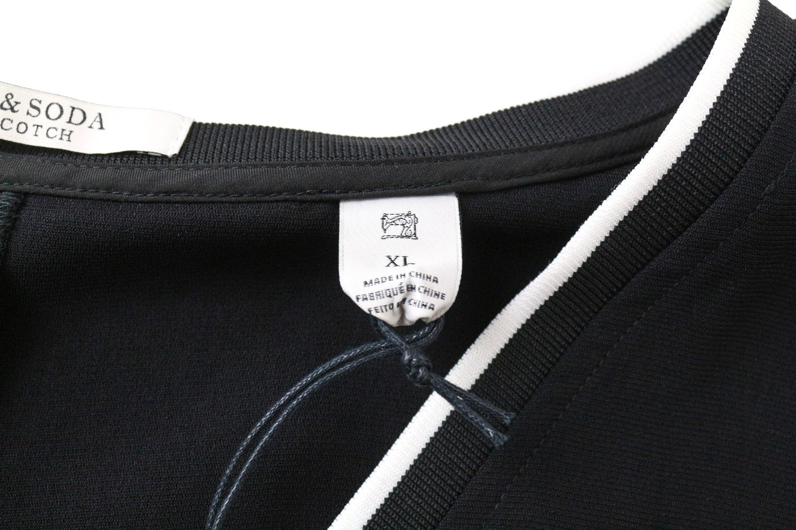 MAISON SCOTCH moteriška juoda XL dydžio trumpomis rankovėmis suknelė su elastingu juosmeniu ir V formos iškirpte 