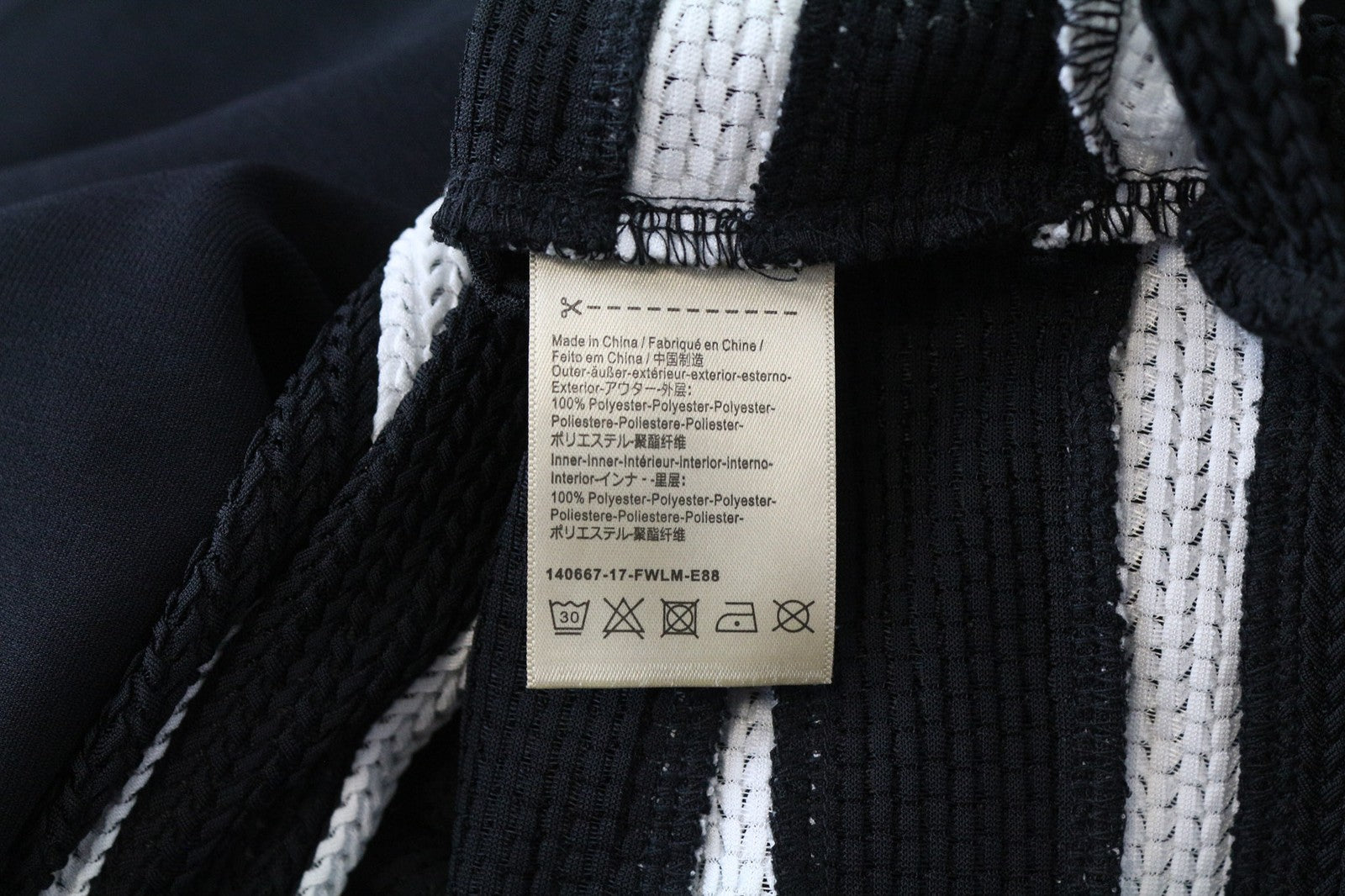 MAISON SCOTCH moteriška juoda XL dydžio trumpomis rankovėmis suknelė su elastingu juosmeniu ir V formos iškirpte 