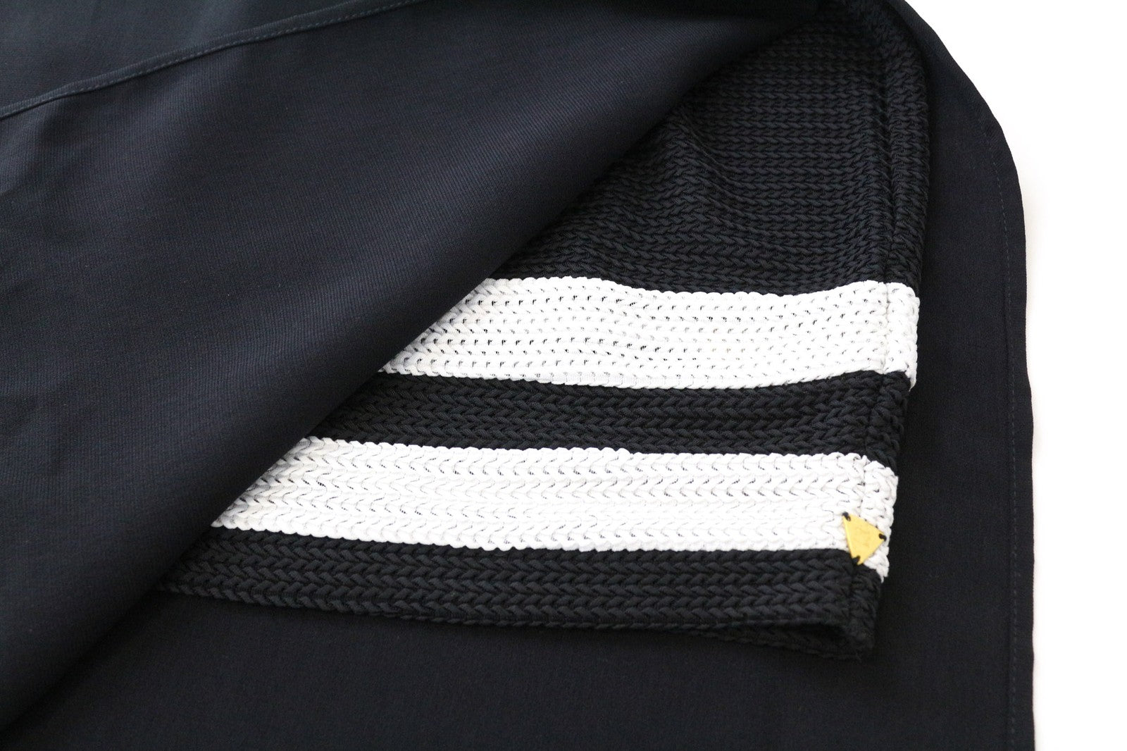 MAISON SCOTCH moteriška juoda XL dydžio trumpomis rankovėmis suknelė su elastingu juosmeniu ir V formos iškirpte 