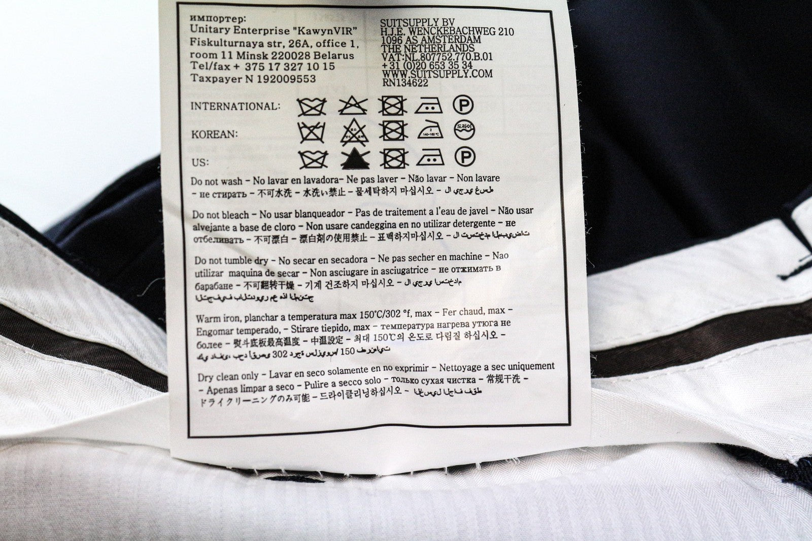 SUITSUPPLY Brescia vyriškos tamsiai mėlynos klostuotos, grynos vilnos pamušalu kelnės, UK40S dydis 