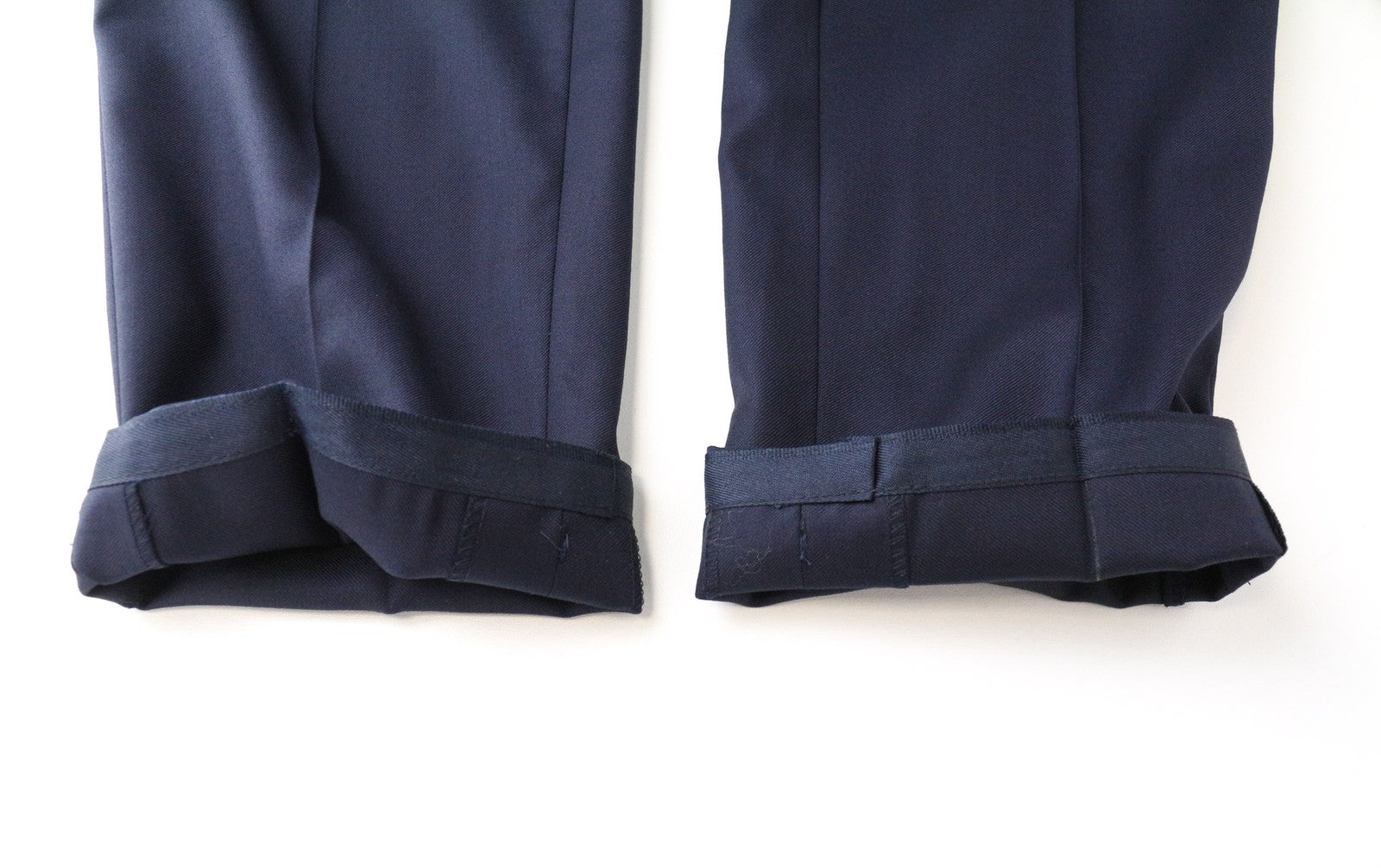 SUITSUPPLY Brescia vyriškos tamsiai mėlynos klostuotos, grynos vilnos pamušalu kelnės, UK40S dydis 