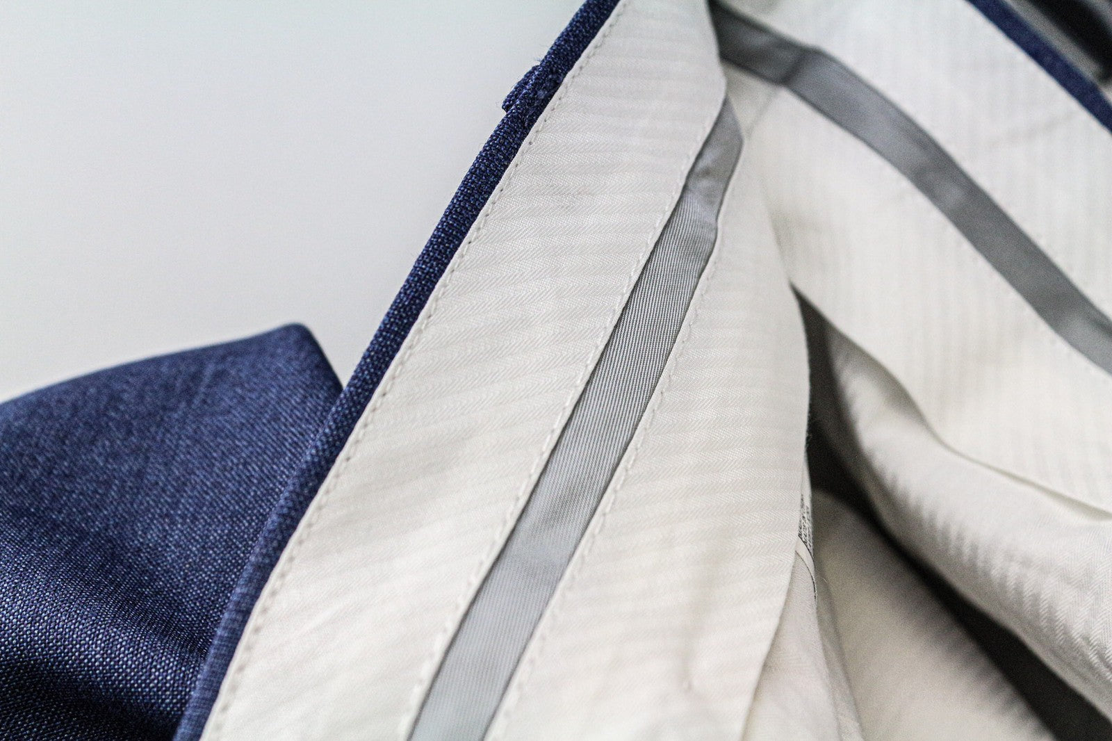 „SUITSUPPLY Brescia“ vyriškos plonos, UK42L dydžio, mėlynos vilnonės klostuotos, oficialios kelnės su pamušalu 