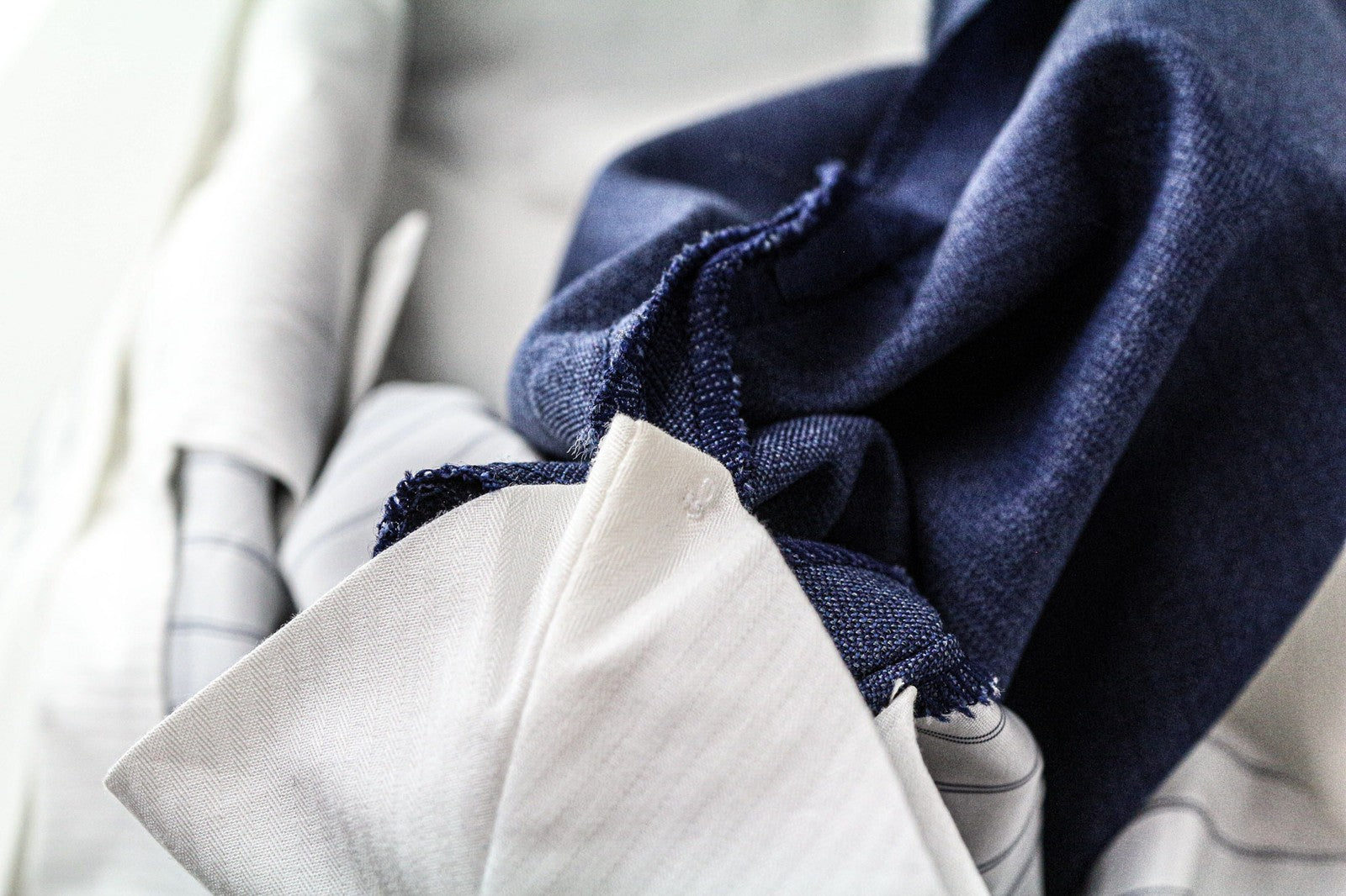 „SUITSUPPLY Brescia“ vyriškos plonos, UK42L dydžio, mėlynos vilnonės klostuotos, oficialios kelnės su pamušalu 