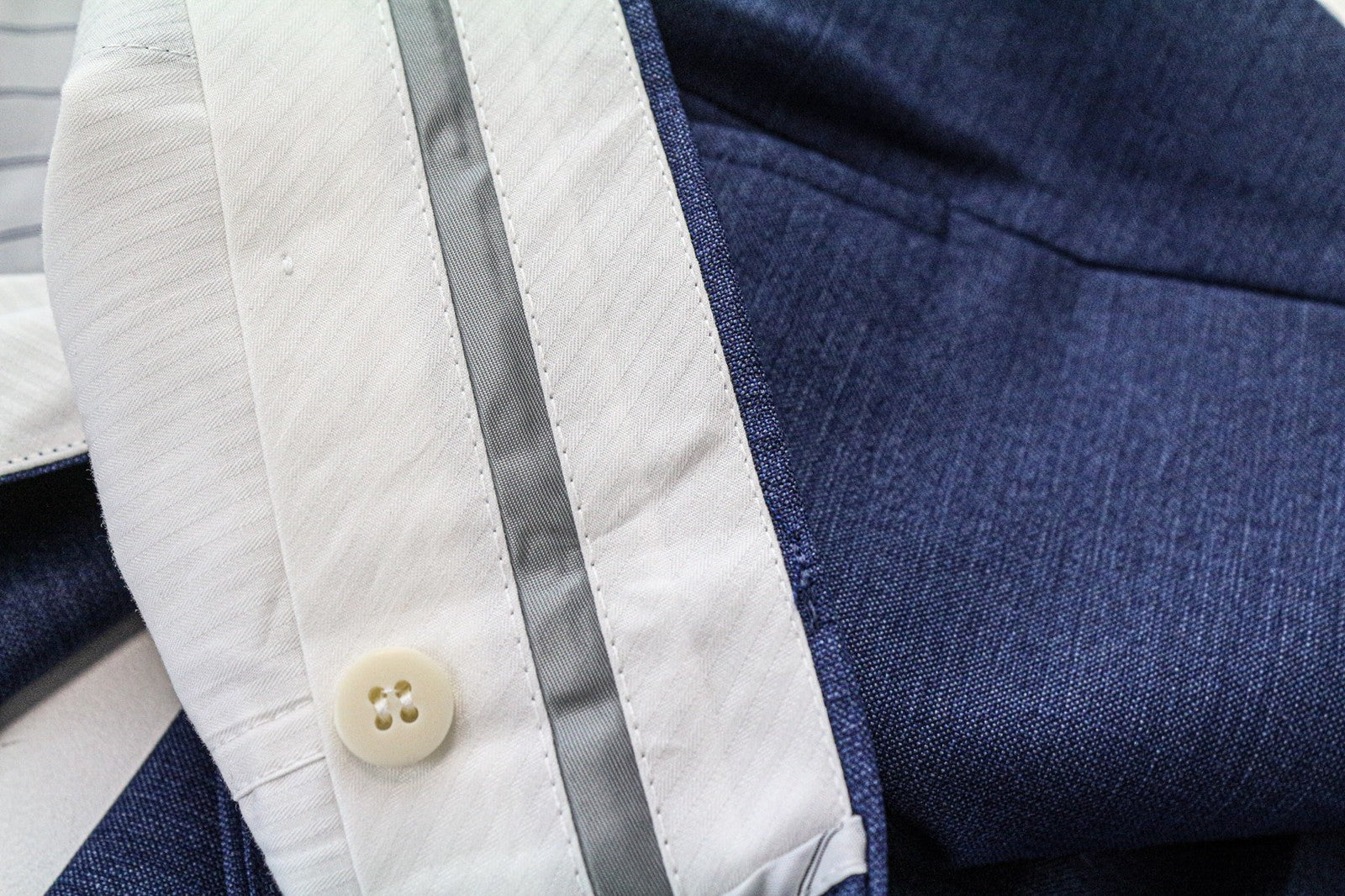 „SUITSUPPLY Brescia“ vyriškos plonos, UK42L dydžio, mėlynos vilnonės klostuotos, oficialios kelnės su pamušalu 