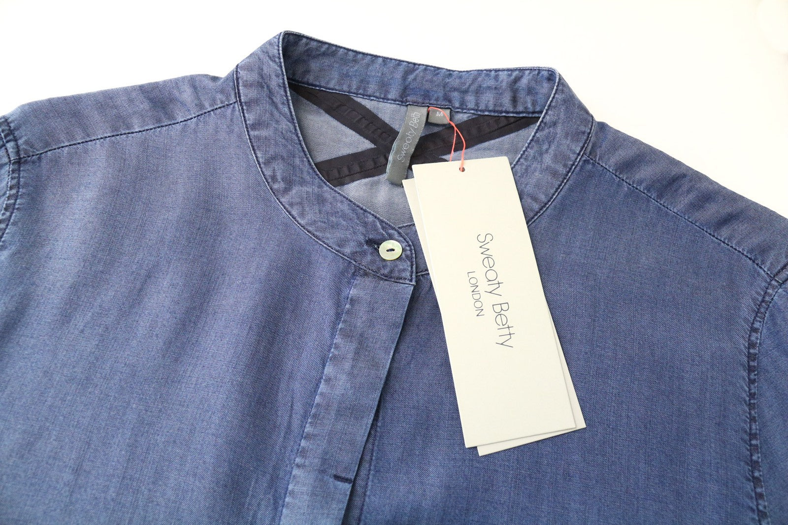 SWEATY BETTY Kvasir Luxe moteriška suknelė M mėlyna marškinių stiliaus sagomis ilgomis rankovėmis 