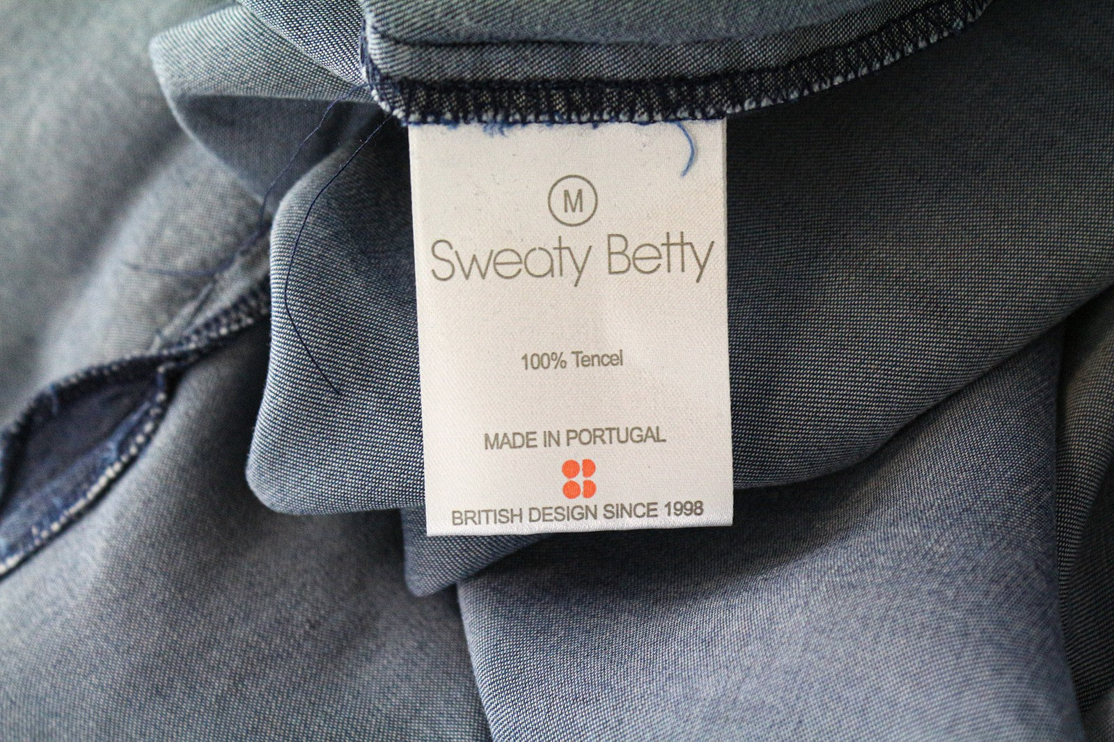 SWEATY BETTY Kvasir Luxe moteriška suknelė M mėlyna marškinių stiliaus sagomis ilgomis rankovėmis 