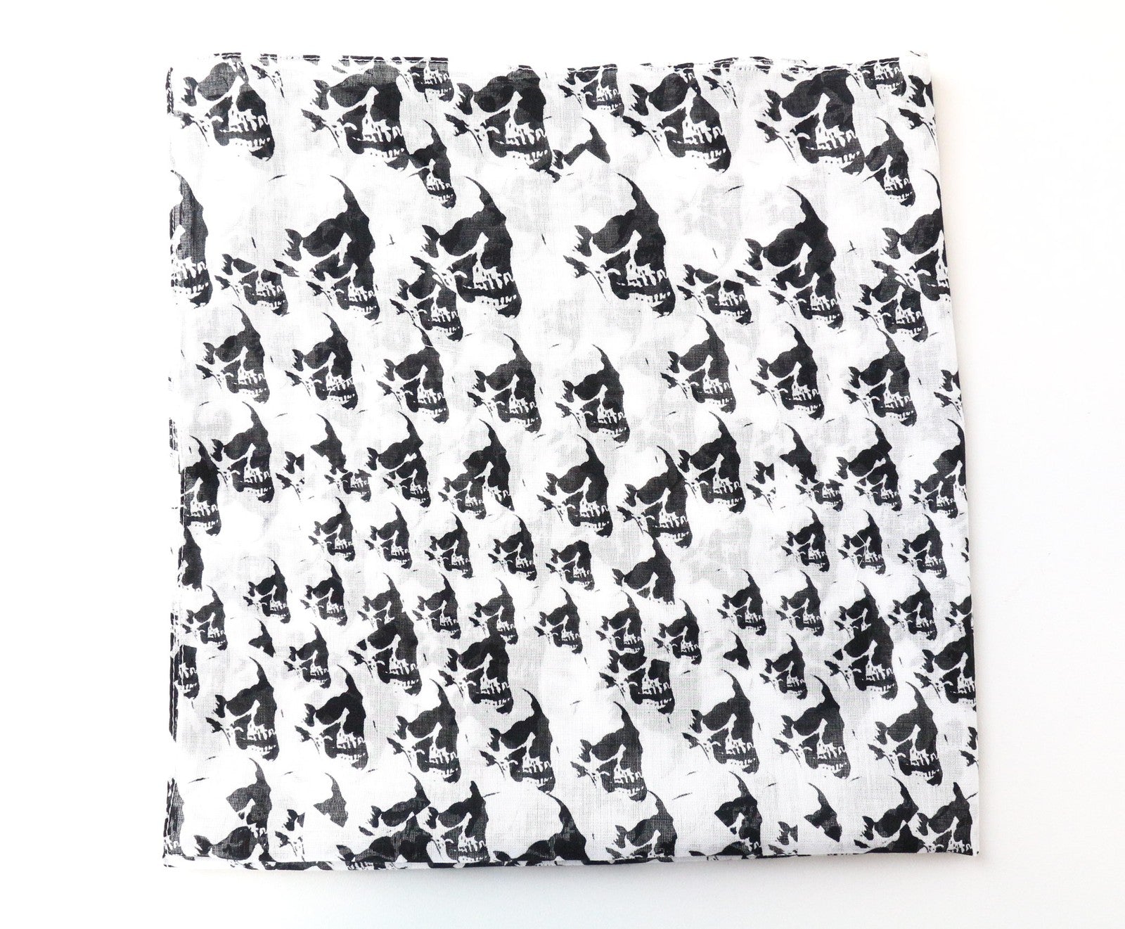 JOHN RICHMOND vyriškas šalikas OS baltas kaukolės rašto medvilninis kišeninis kvadratėlis 