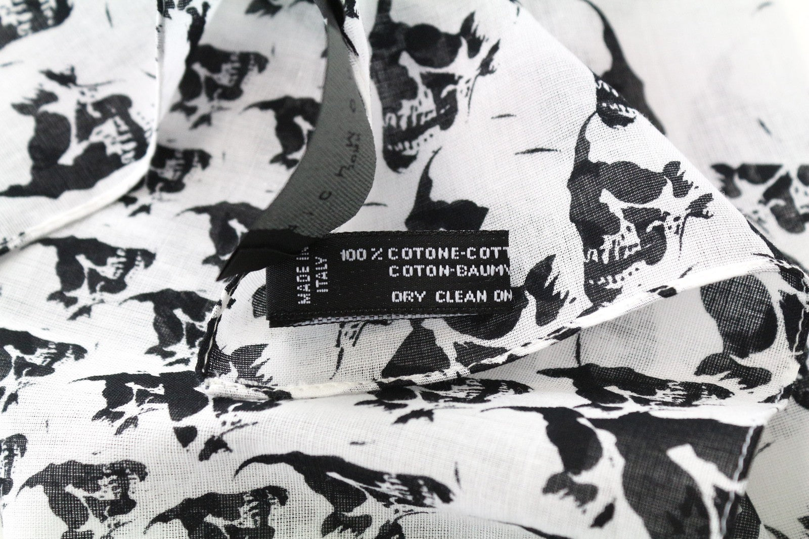 JOHN RICHMOND vyriškas šalikas OS baltas kaukolės rašto medvilninis kišeninis kvadratėlis 