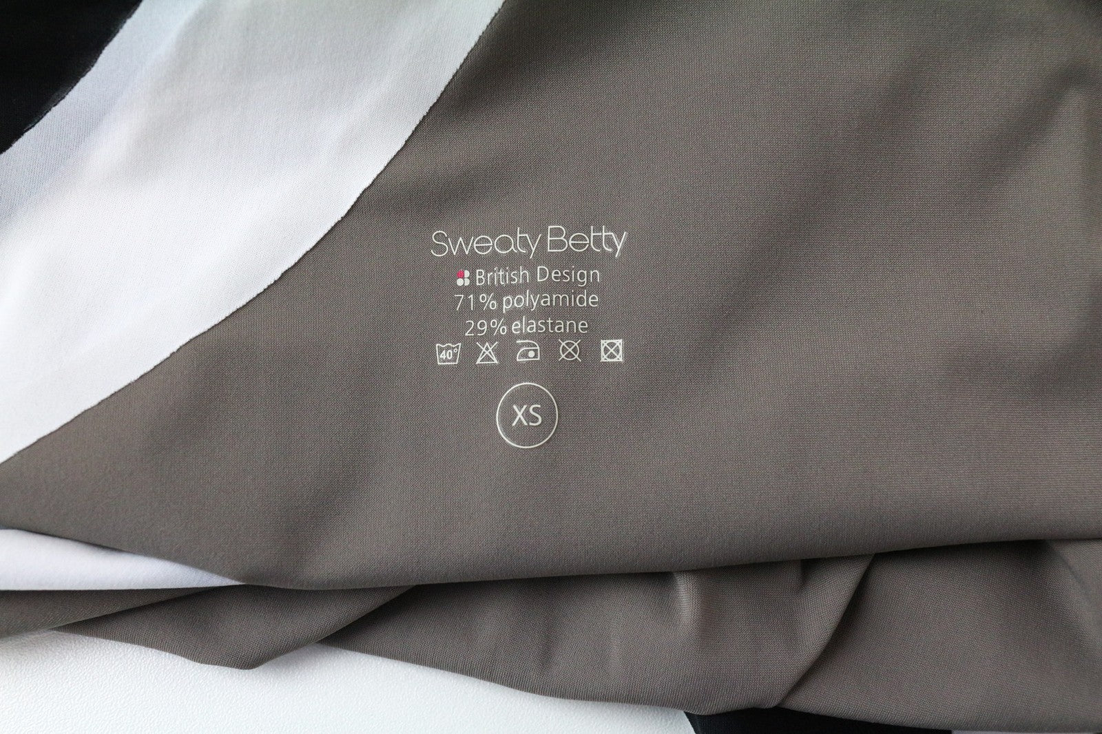 SWEATY BETTY Race Overvest moteriški marškinėliai XS dydžio pilkai rožiniai sportiniai drabužiai be rankovių