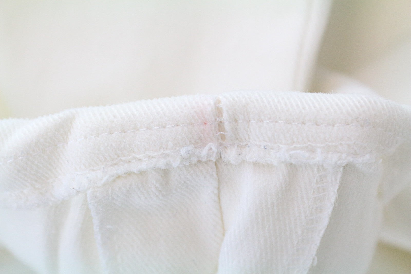 SUITSUPPLY Braddon vyriškos kelnės, UK42R, balkšvos, tamprios medvilnės kelnės su atlenkiamu apvadu 