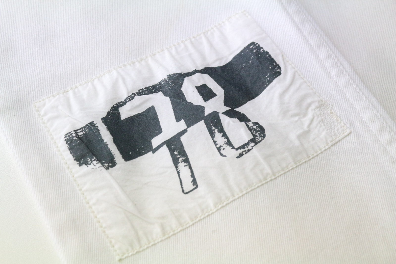 DIESEL Theppar vyriški džinsai W28 balti medvilniniai tamprūs džinsai su lopais ir dėmėmis 