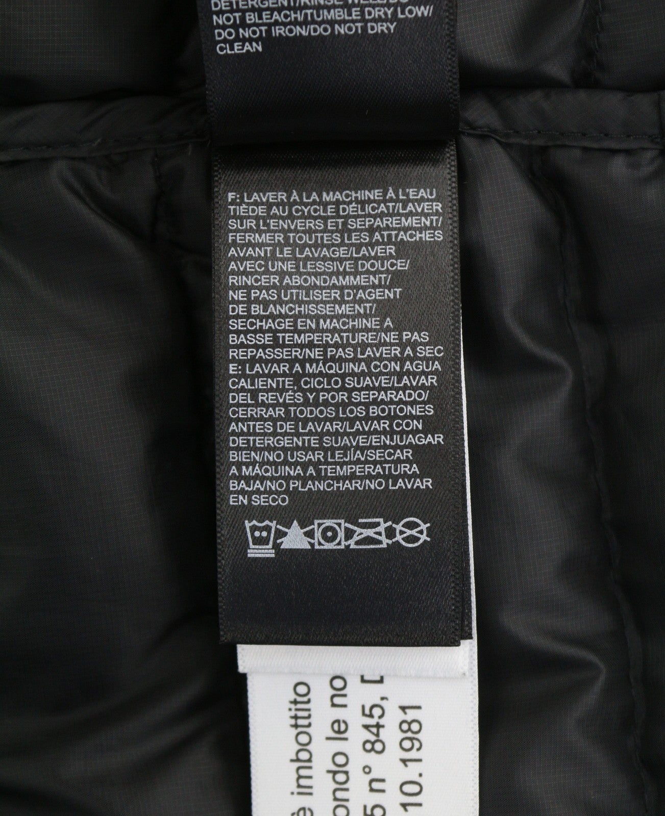 THE NORTH FACE Travail vyriška striukė M, juoda, 800 pūkuota, dygsniuota striukė su gobtuvu 