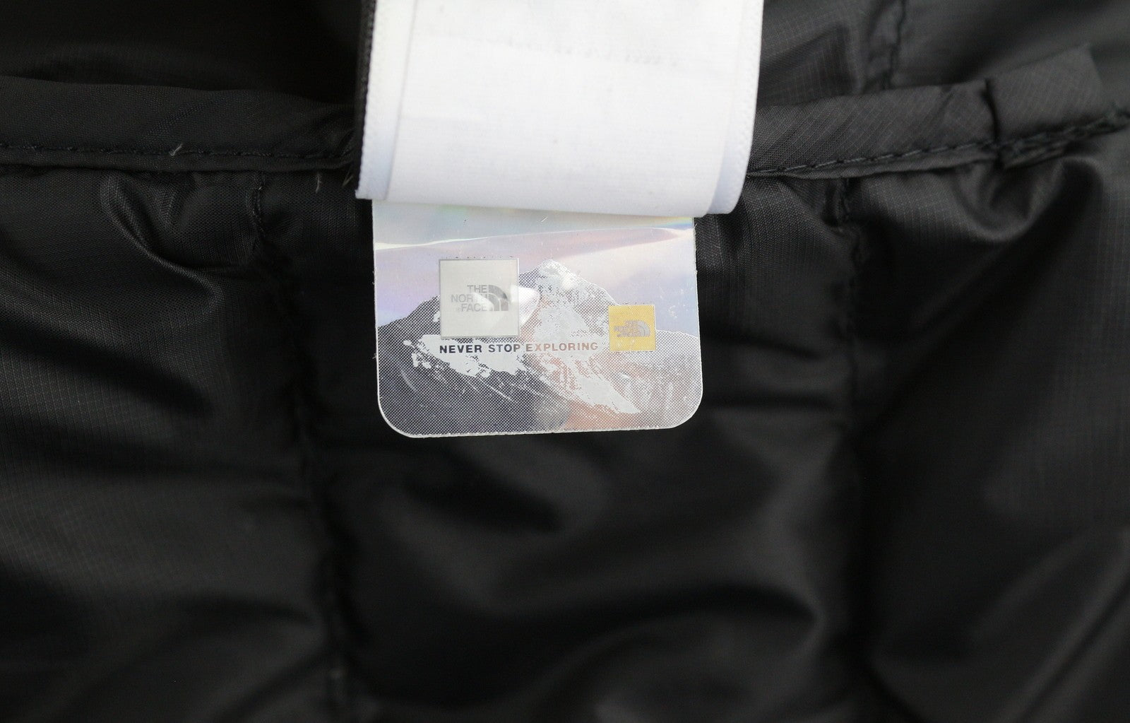 THE NORTH FACE Travail vyriška striukė M, juoda, 800 pūkuota, dygsniuota striukė su gobtuvu 