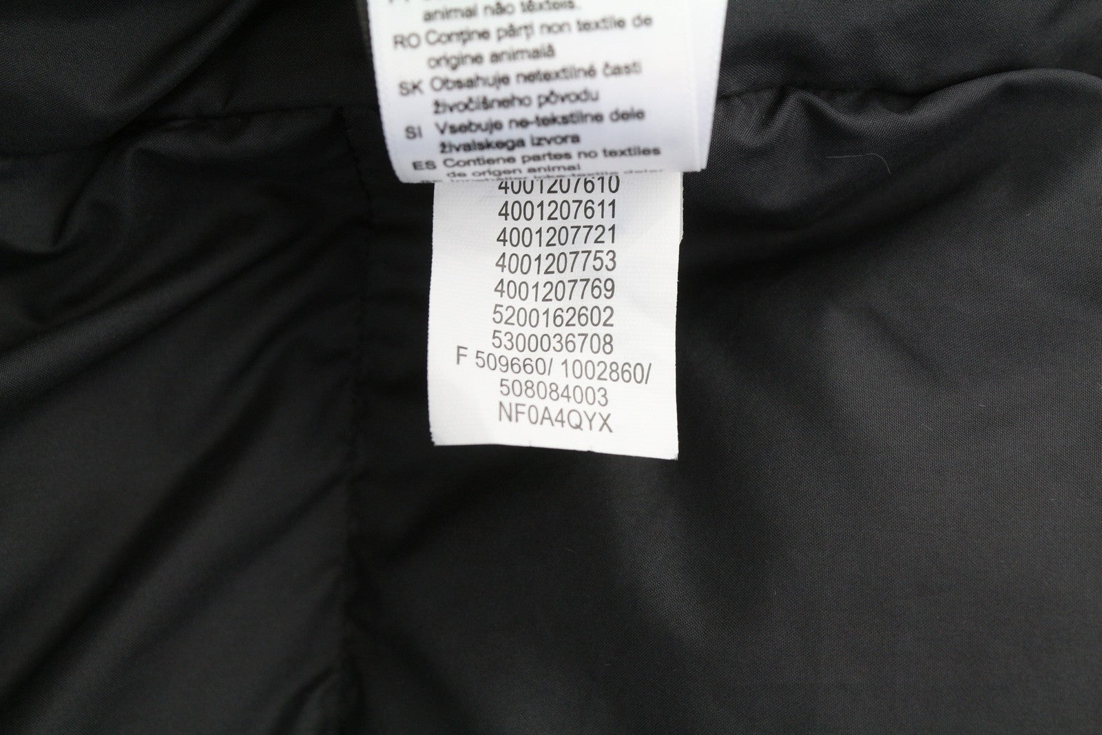 THE NORTH FACE vyriška striukė M, juoda, 550, dygsniuota, su gobtuvu, pilnai užtrauktuku ir pūkuotu logotipu. 