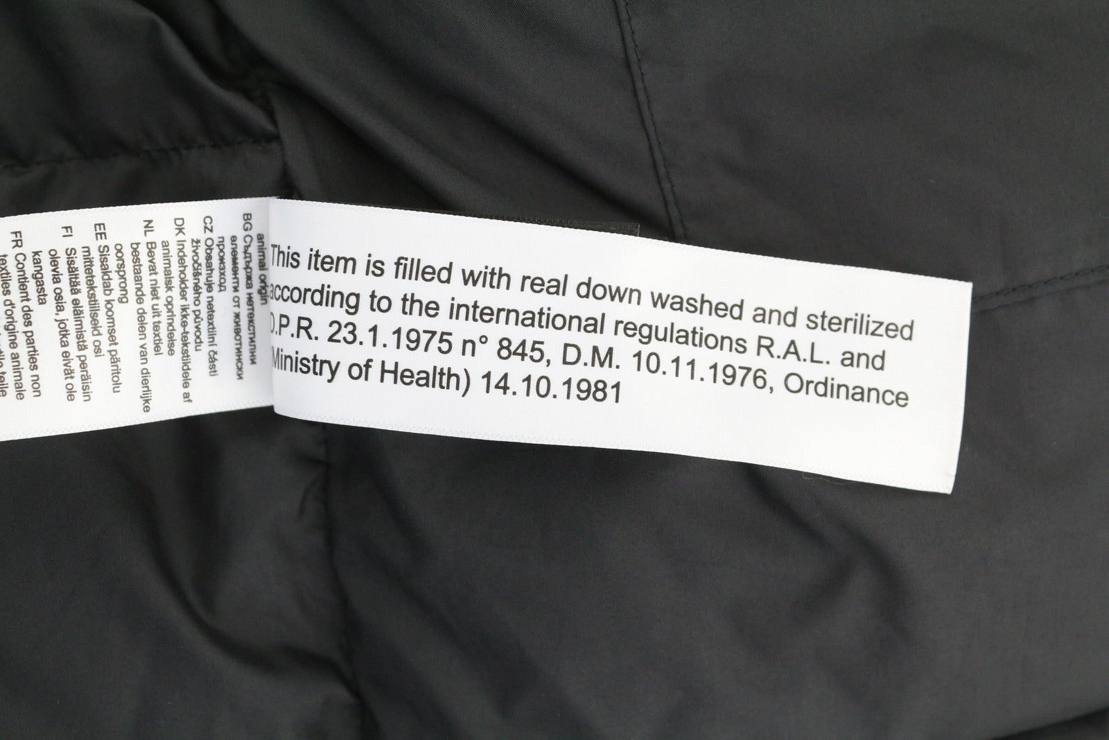 THE NORTH FACE vyriška striukė M, juoda, 550, dygsniuota, su gobtuvu, pilnai užtrauktuku ir pūkuotu logotipu. 