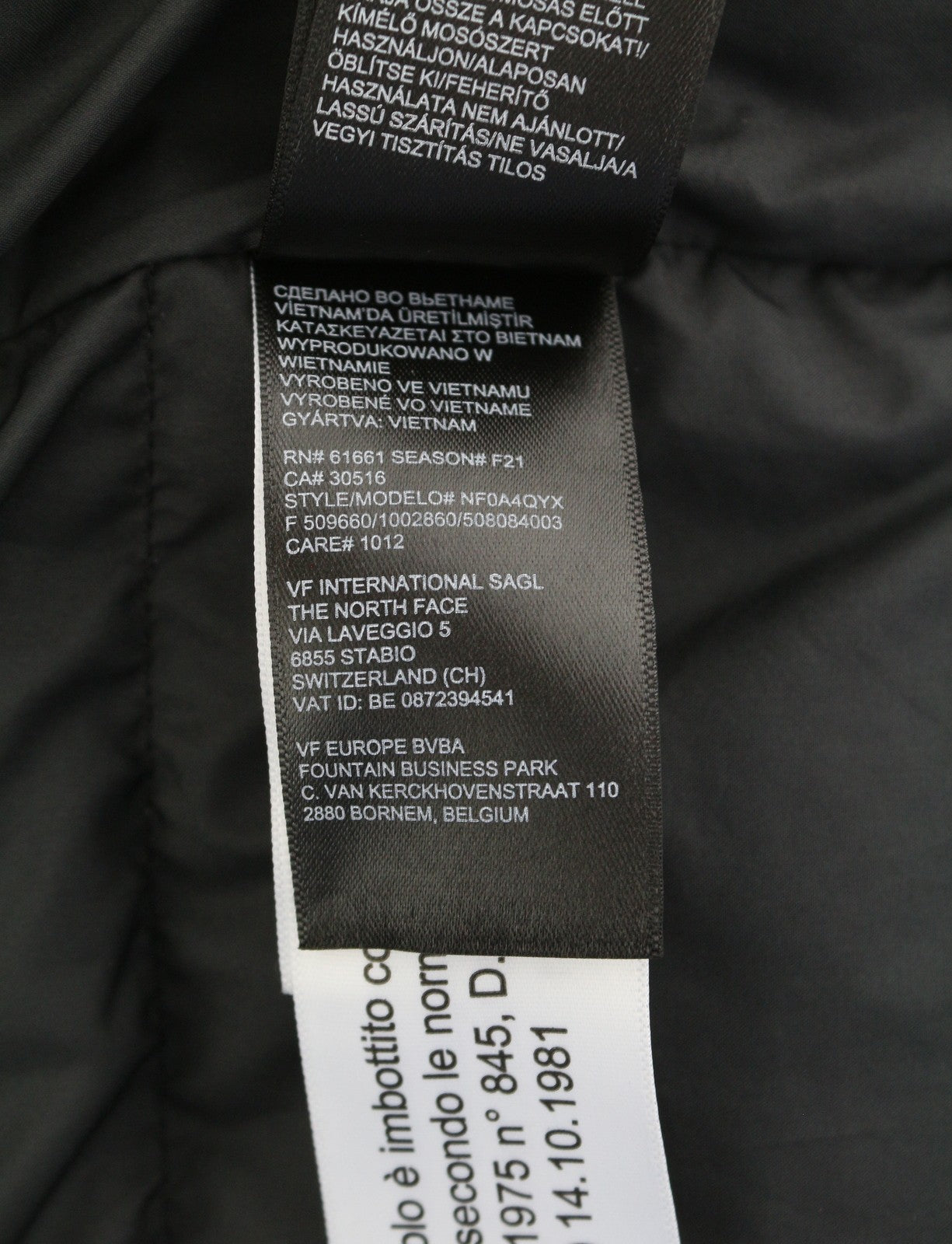 THE NORTH FACE vyriška striukė M, juoda, 550, dygsniuota, su gobtuvu, pilnai užtrauktuku ir pūkuotu logotipu. 