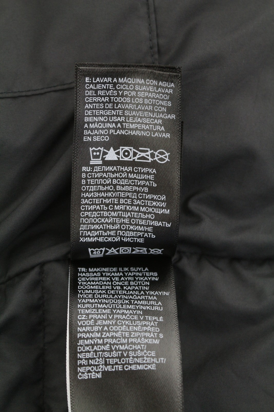 THE NORTH FACE vyriška striukė M, juoda, 550, dygsniuota, su gobtuvu, pilnai užtrauktuku ir pūkuotu logotipu. 