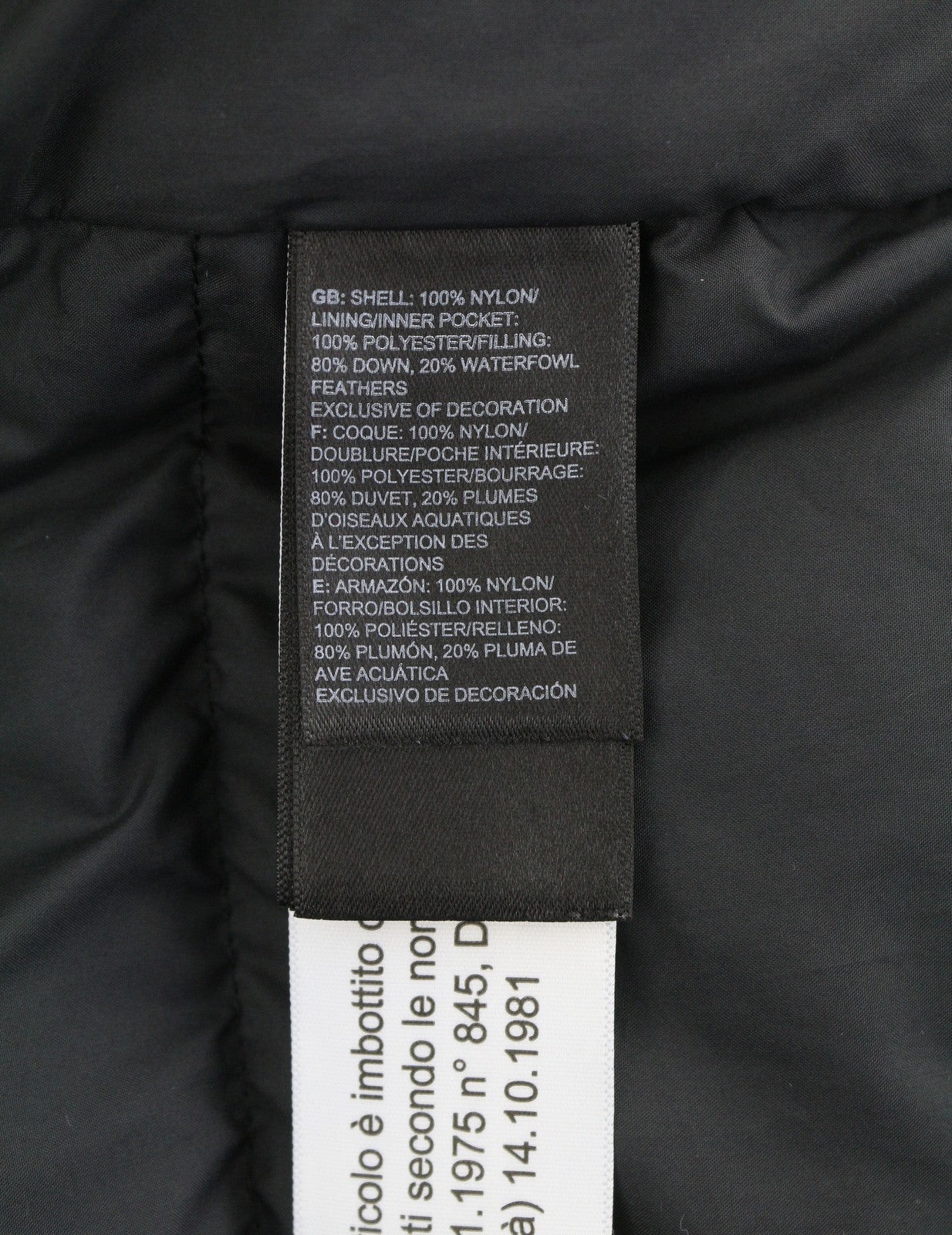 THE NORTH FACE vyriška striukė M, juoda, 550, dygsniuota, su gobtuvu, pilnai užtrauktuku ir pūkuotu logotipu. 