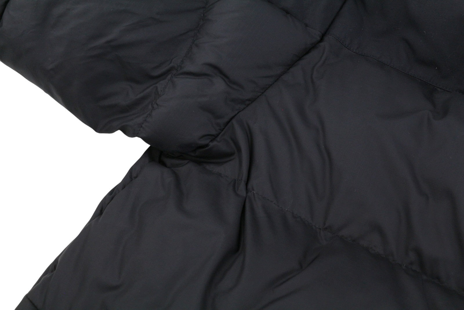 THE NORTH FACE vyriška striukė M, juoda, 550, dygsniuota, su gobtuvu, pilnai užtrauktuku ir pūkuotu logotipu. 