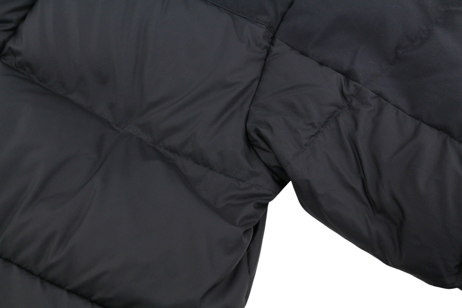 THE NORTH FACE vyriška striukė M, juoda, 550, dygsniuota, su gobtuvu, pilnai užtrauktuku ir pūkuotu logotipu. 