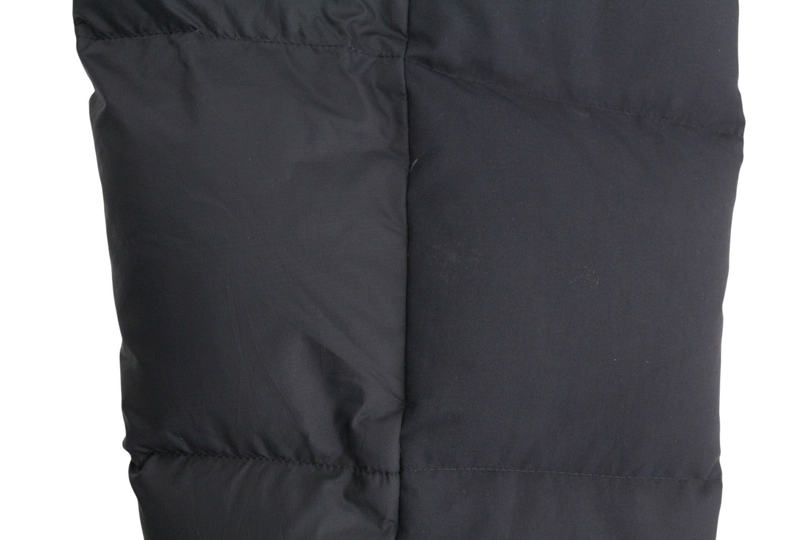 THE NORTH FACE vyriška striukė M, juoda, 550, dygsniuota, su gobtuvu, pilnai užtrauktuku ir pūkuotu logotipu. 