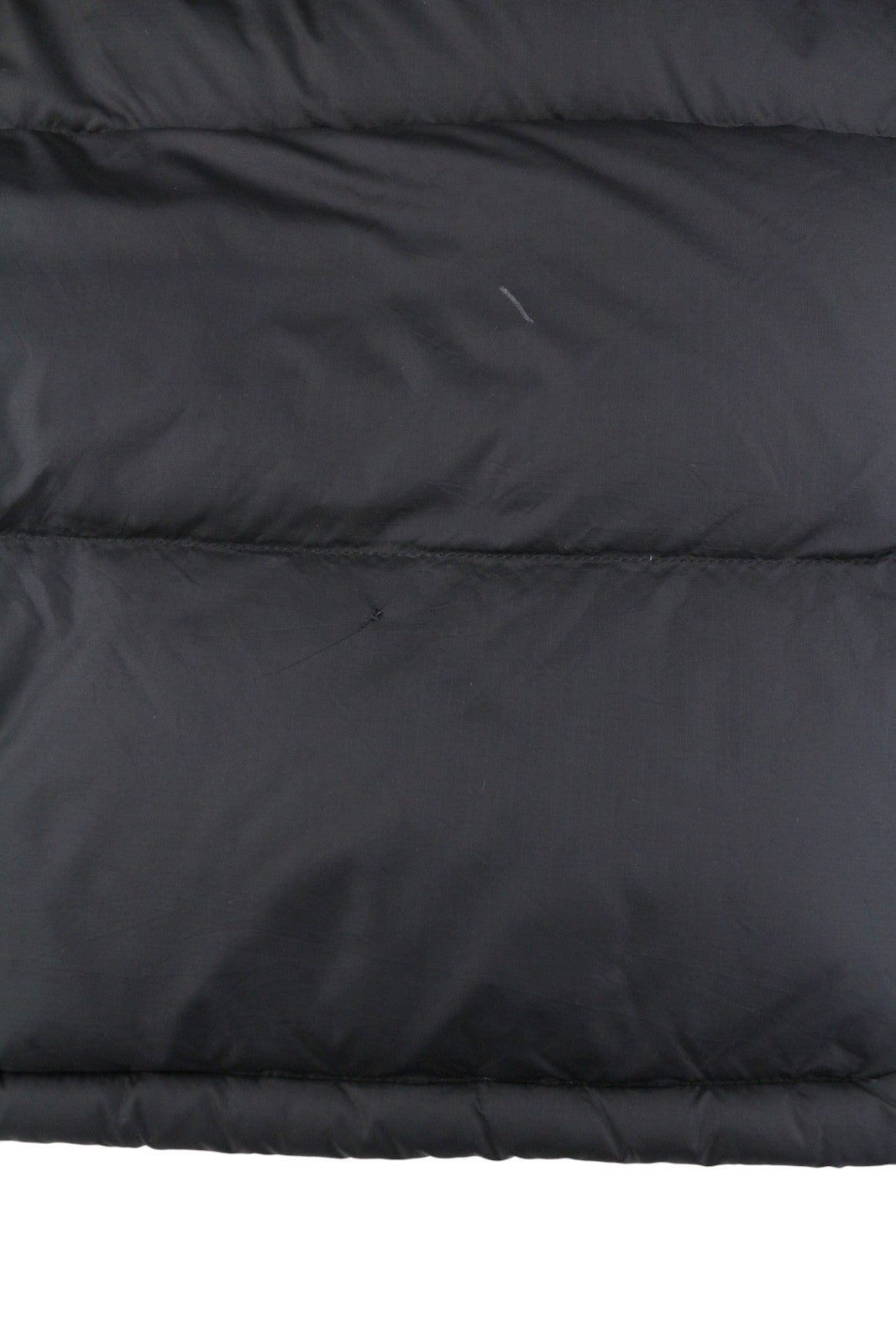 THE NORTH FACE vyriška striukė M, juoda, 550, dygsniuota, su gobtuvu, pilnai užtrauktuku ir pūkuotu logotipu. 