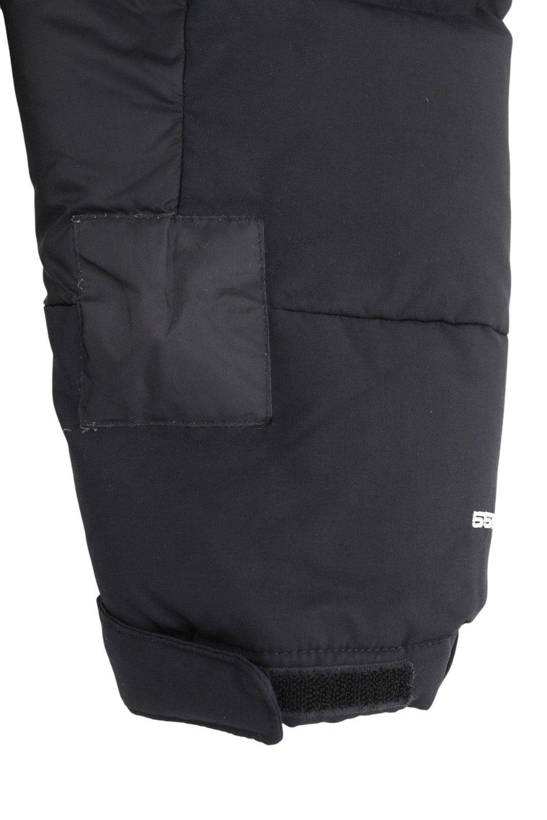 THE NORTH FACE vyriška striukė M, juoda, 550, dygsniuota, su gobtuvu, pilnai užtrauktuku ir pūkuotu logotipu. 