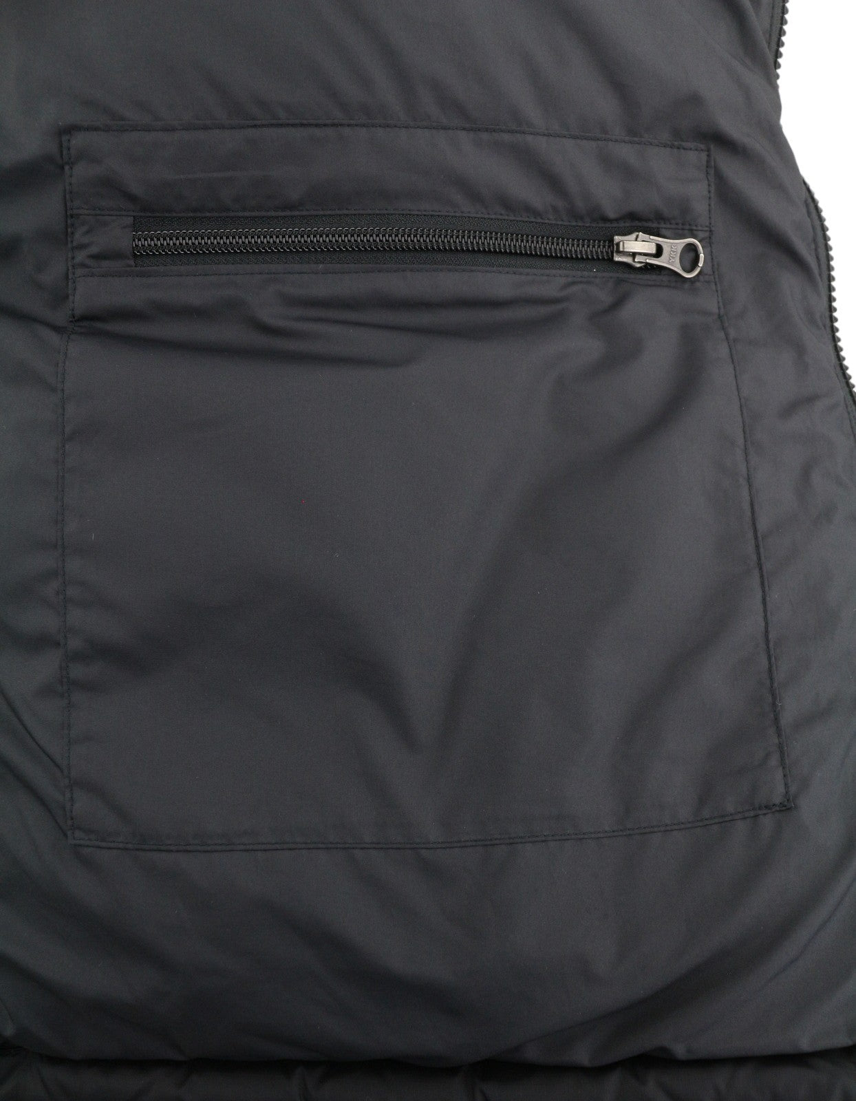 THE NORTH FACE vyriška striukė M, juoda, 550, dygsniuota, su gobtuvu, pilnai užtrauktuku ir pūkuotu logotipu. 