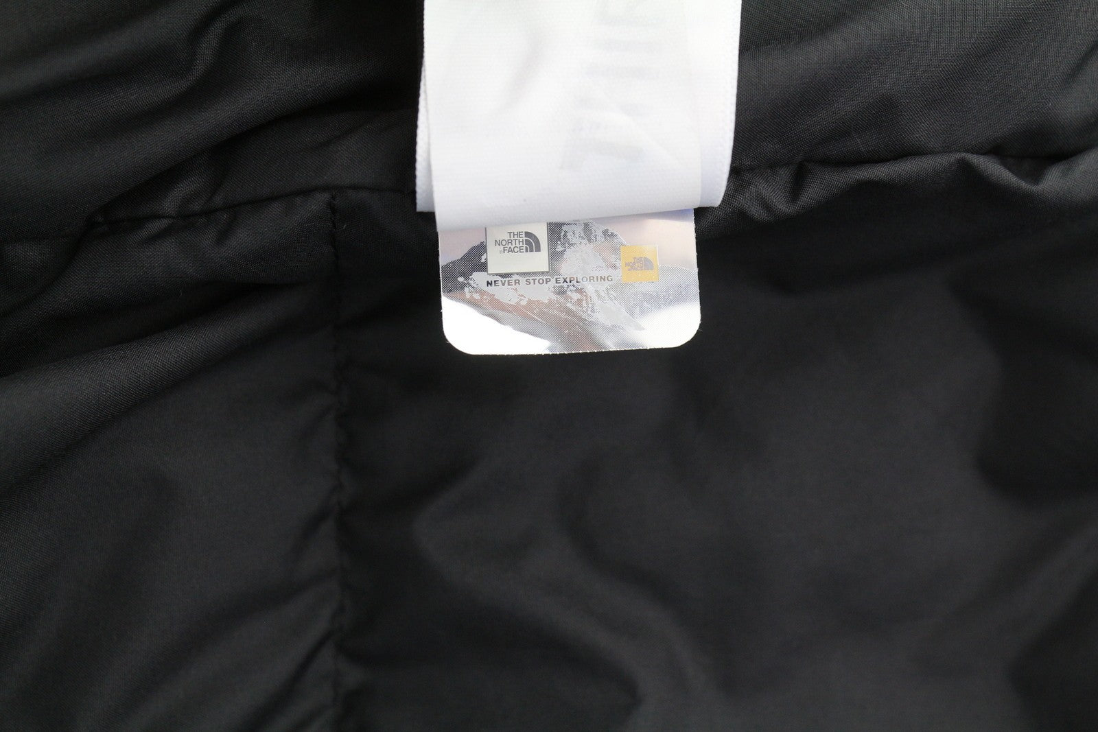 THE NORTH FACE vyriška striukė M, juoda, 550, dygsniuota, su gobtuvu, pilnai užtrauktuku ir pūkuotu logotipu. 