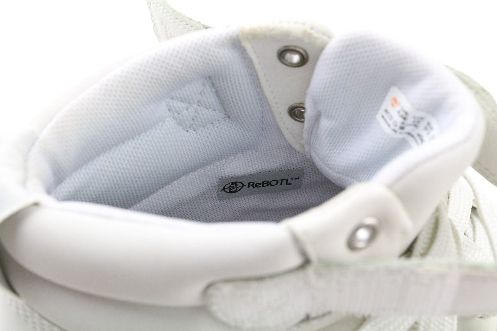 TIMBERLAND A1ZXC moteriški sportbačiai su šviesia odine apykakle, 4.5 colio gylio, migdolų spalvos nosimi. 