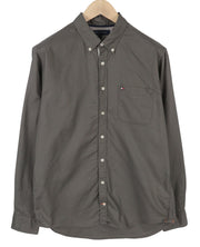 TOMMY HILFIGER New York Fit vyriški marškinėliai L dydžio, tamsiai pilki, su sagomis žemyn kaklu, laisvalaikio stiliaus. 