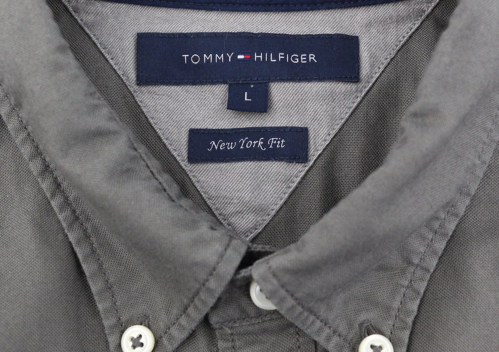TOMMY HILFIGER New York Fit vyriški marškinėliai L dydžio, tamsiai pilki, su sagomis žemyn kaklu, laisvalaikio stiliaus. 