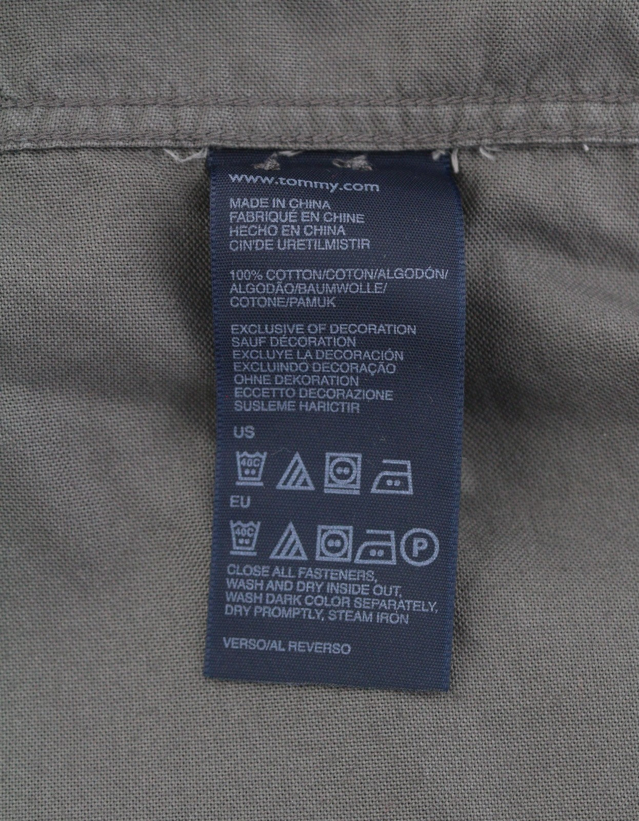 TOMMY HILFIGER New York Fit vyriški marškinėliai L dydžio, tamsiai pilki, su sagomis žemyn kaklu, laisvalaikio stiliaus. 