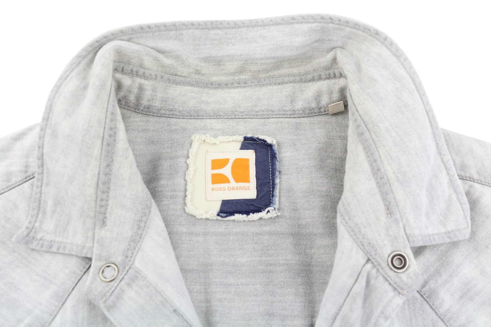 HUGO BOSS EdaE vyriški marškinėliai, L dydžio, šviesiai pilki, išblukę sagų užsegimai, išskleista kaklo linija, vakarietiški marškinėliai 