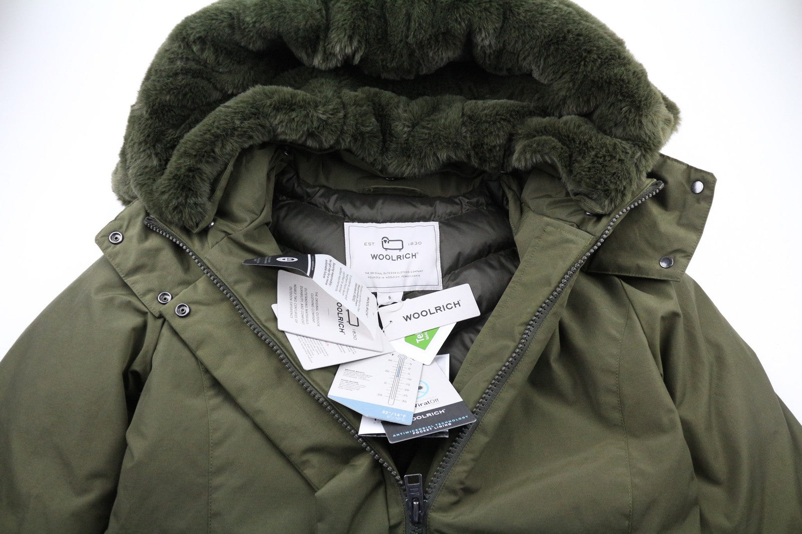 WOOLRICH Bow Bridge Parka moteriška striukė su pūkine striuke, S dydžio, su gobtuvu ir pamušalu bei užtrauktuku. 