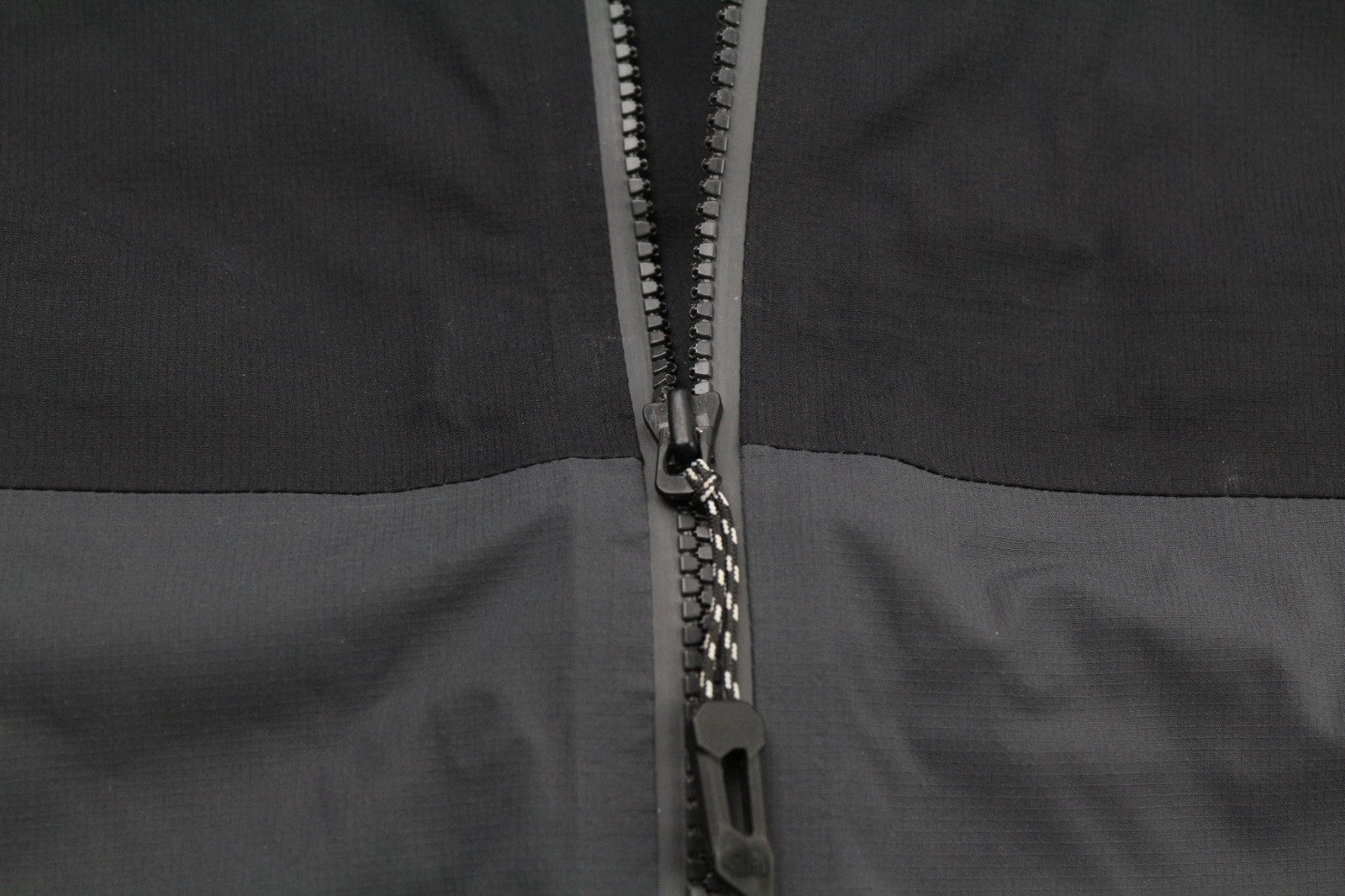 „The North Face“ vyriška „S Future Light“ striukė su gobtuvu, juoda, be pamušalo, sandariomis siūlėmis. 