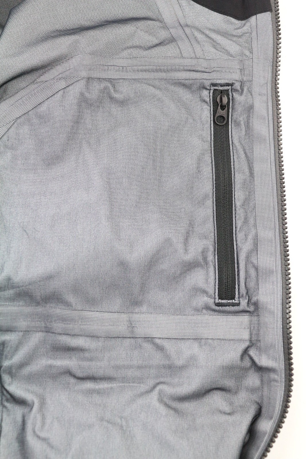 „The North Face“ vyriška „S Future Light“ striukė su gobtuvu, juoda, be pamušalo, sandariomis siūlėmis. 